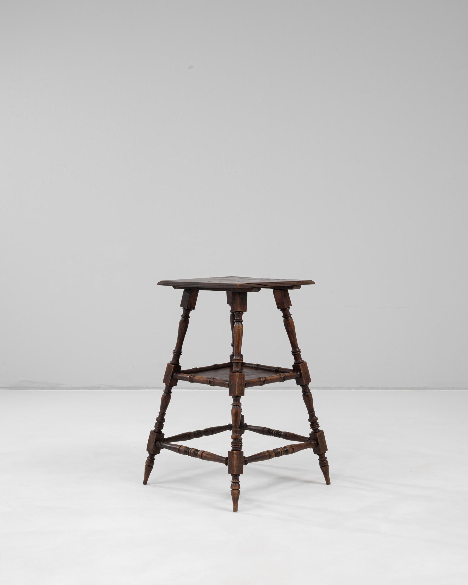 Piédestal en bois français du 20e siècle à la patine d'origine Bon état - En vente à High Point, NC