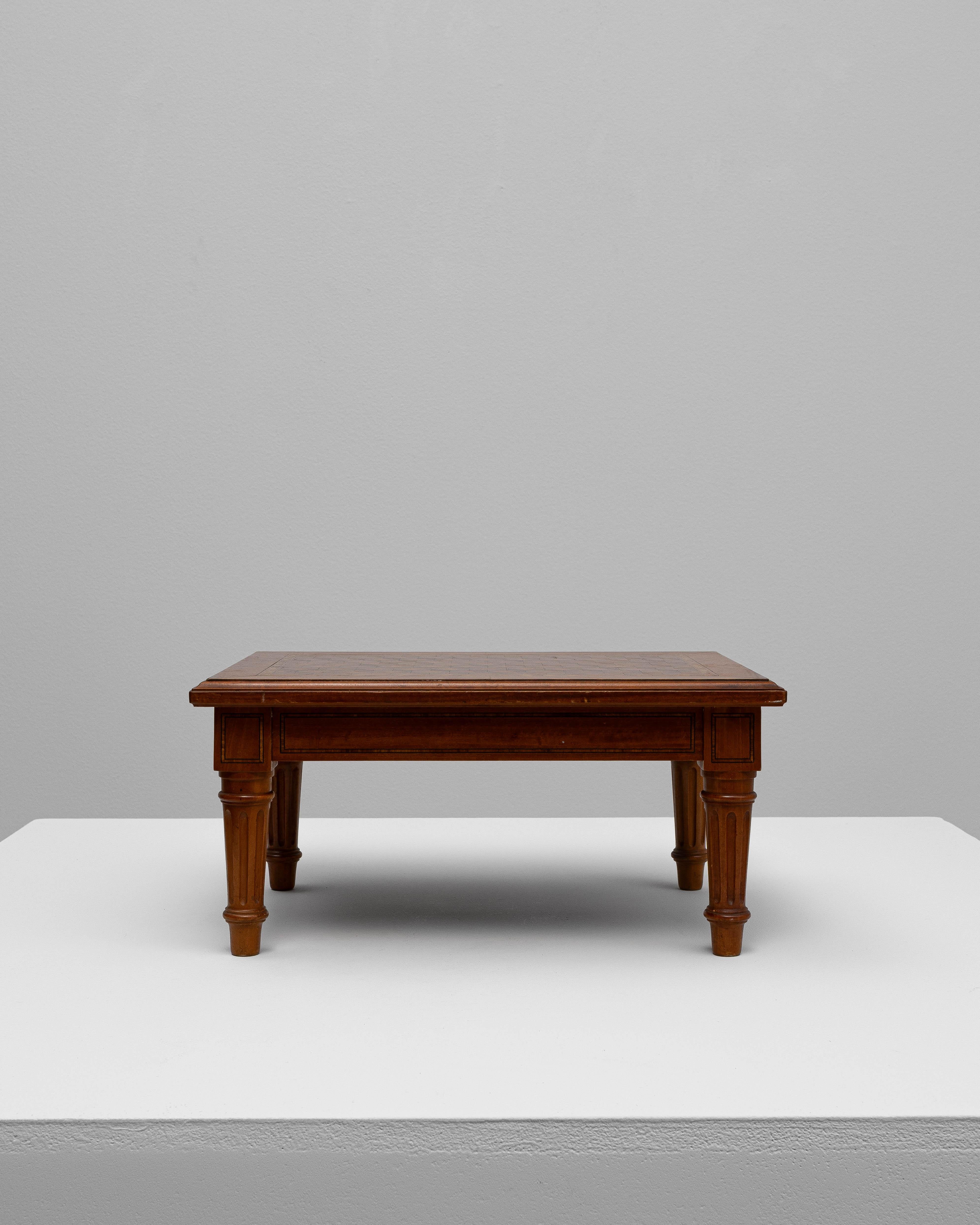 Guéridon en bois français du 20e siècle avec plateau géométrique. Cette table française raffinée témoigne d'un savoir-faire exceptionnel, avec un plateau en parquet géométrique incrusté de façon complexe qui ajoute de la profondeur et un rythme