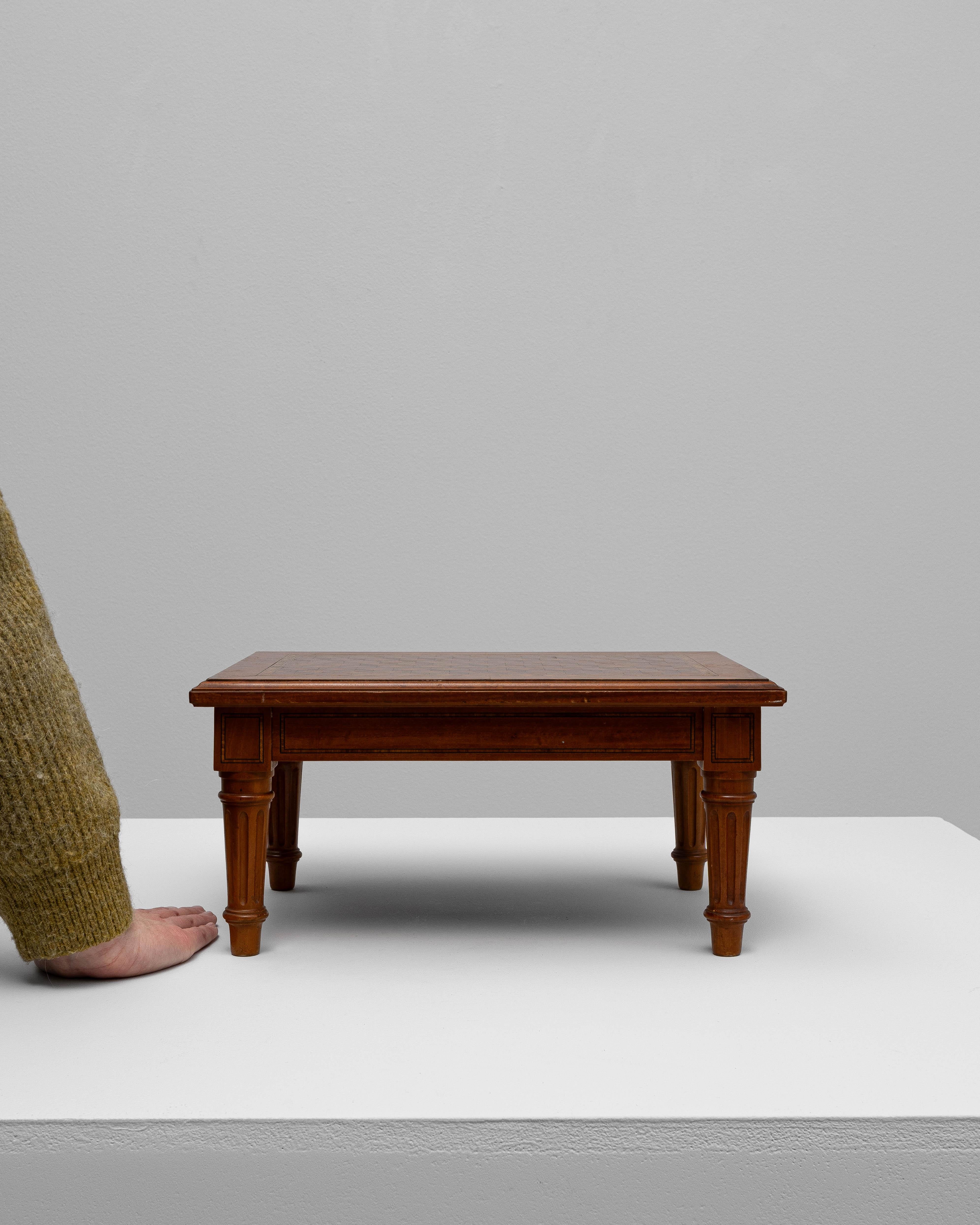 Français Guéridon en bois français du 20e siècle avec plateau géométrique en vente