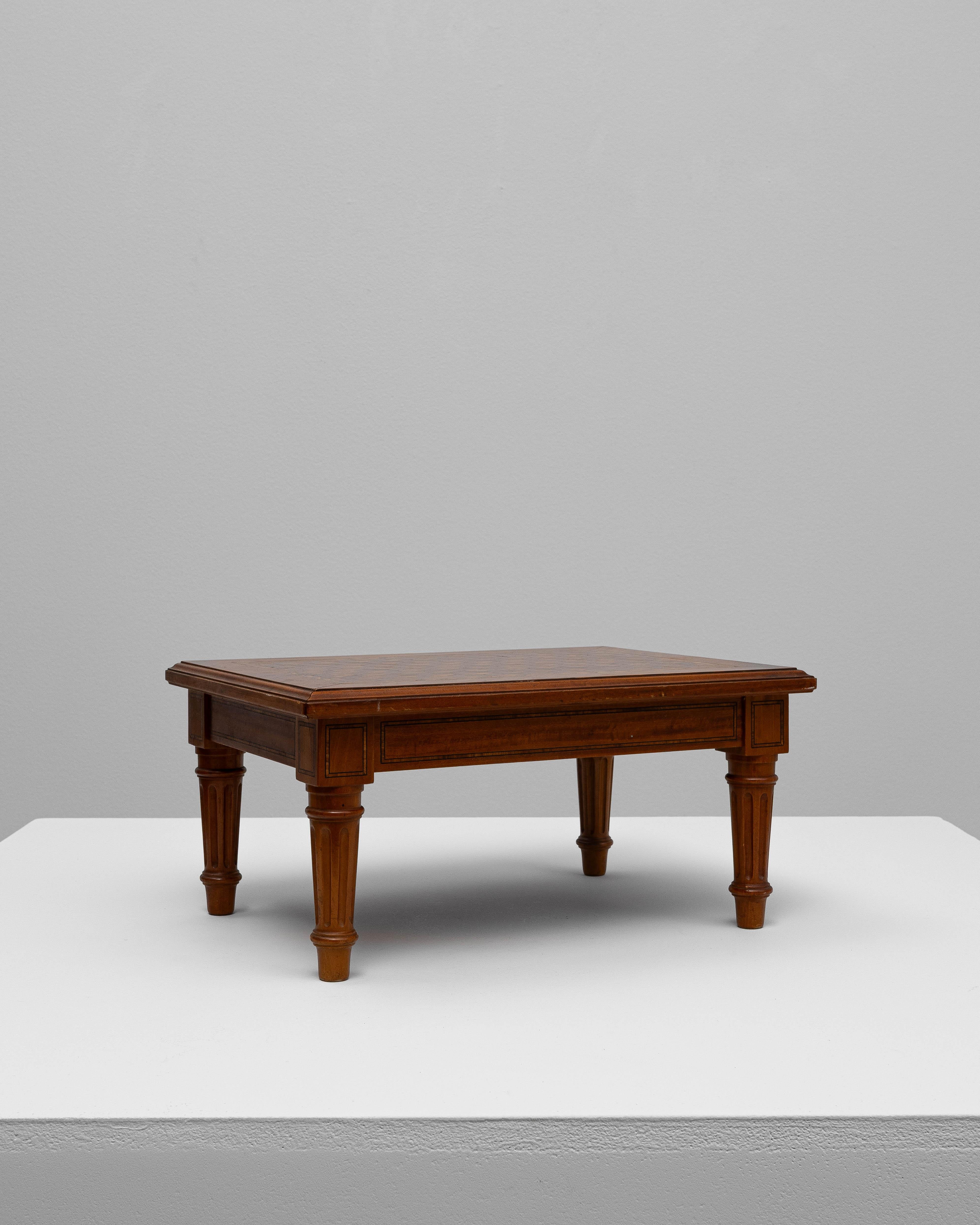 Guéridon en bois français du 20e siècle avec plateau géométrique Bon état - En vente à High Point, NC