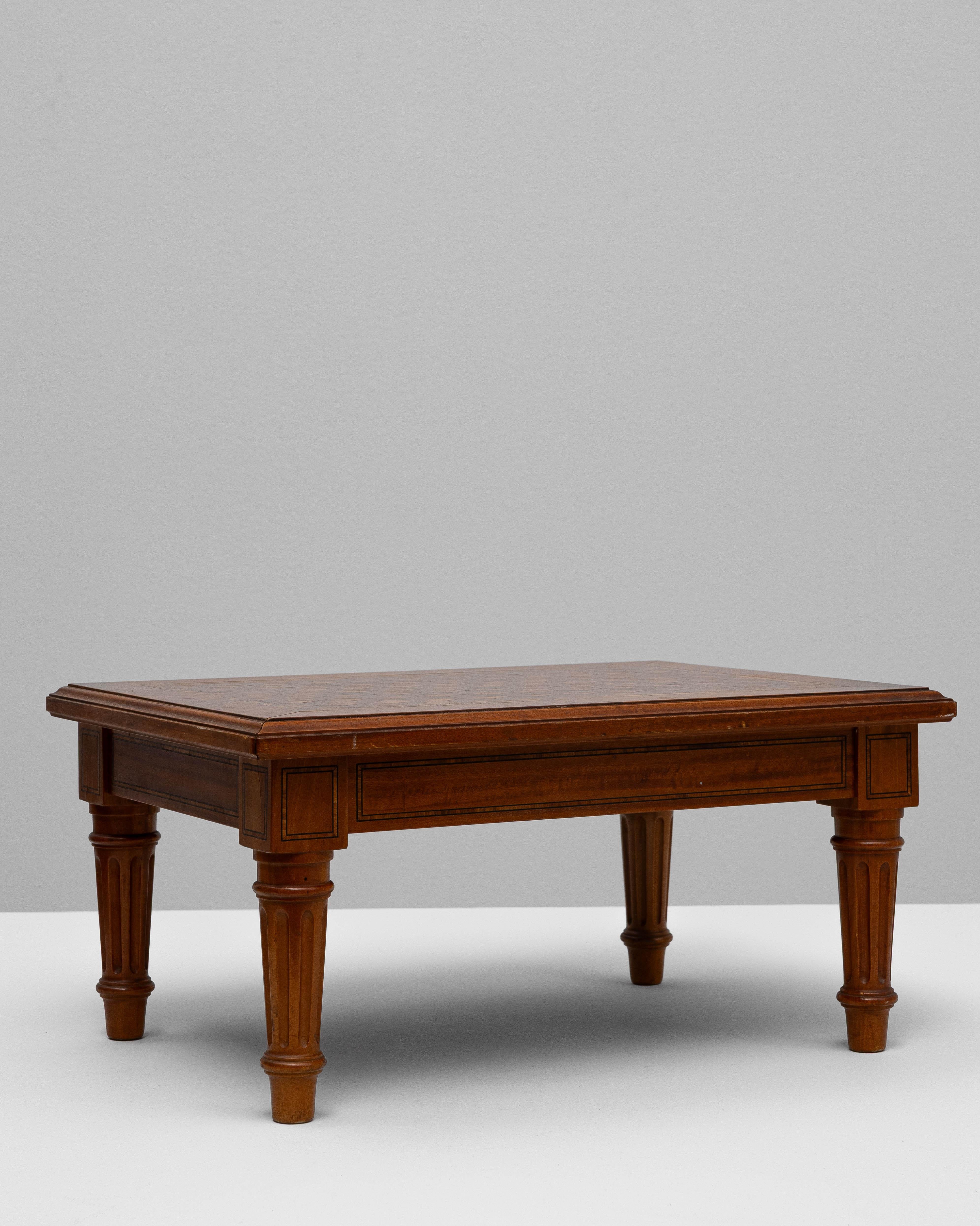 20ième siècle Guéridon en bois français du 20e siècle avec plateau géométrique en vente