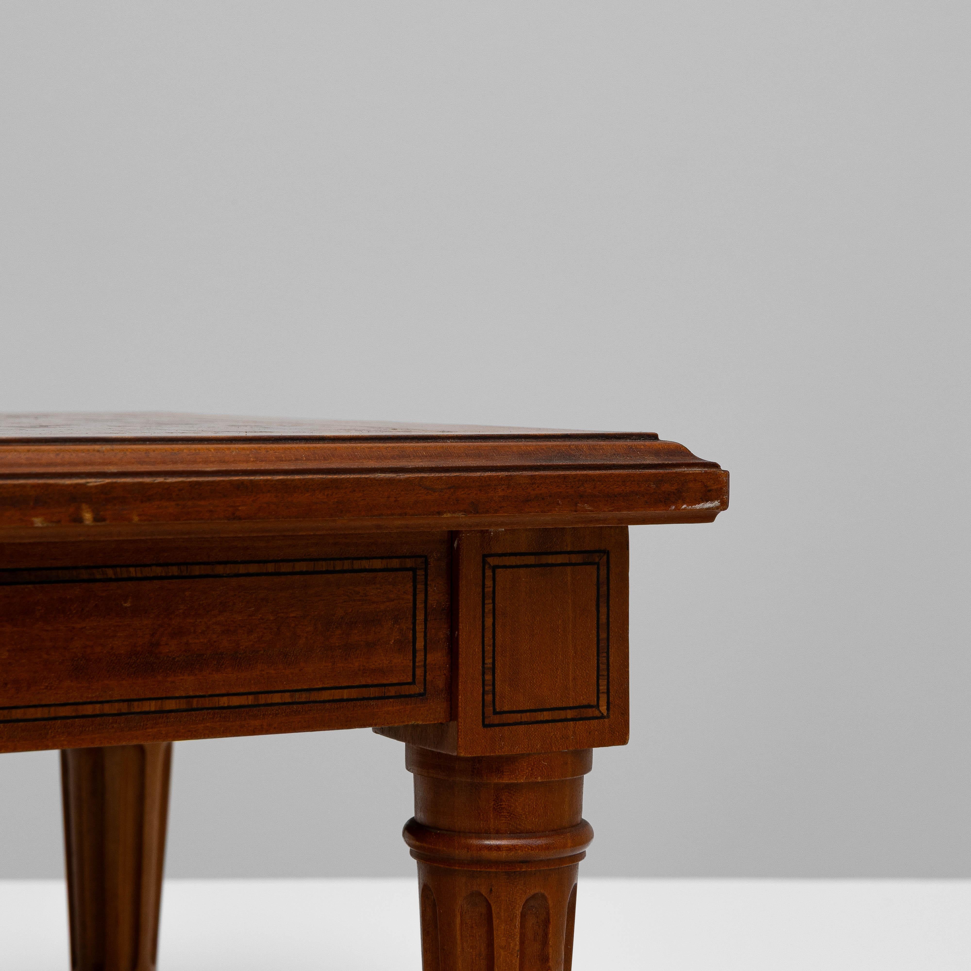 Guéridon en bois français du 20e siècle avec plateau géométrique en vente 1