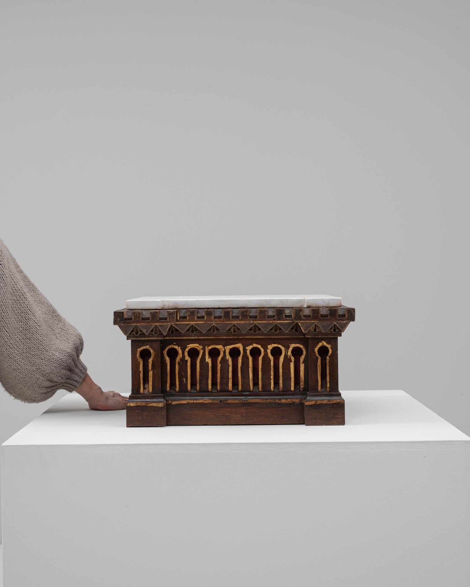 Francese Piedistallo in legno francese del XX secolo con piano in marmo in vendita