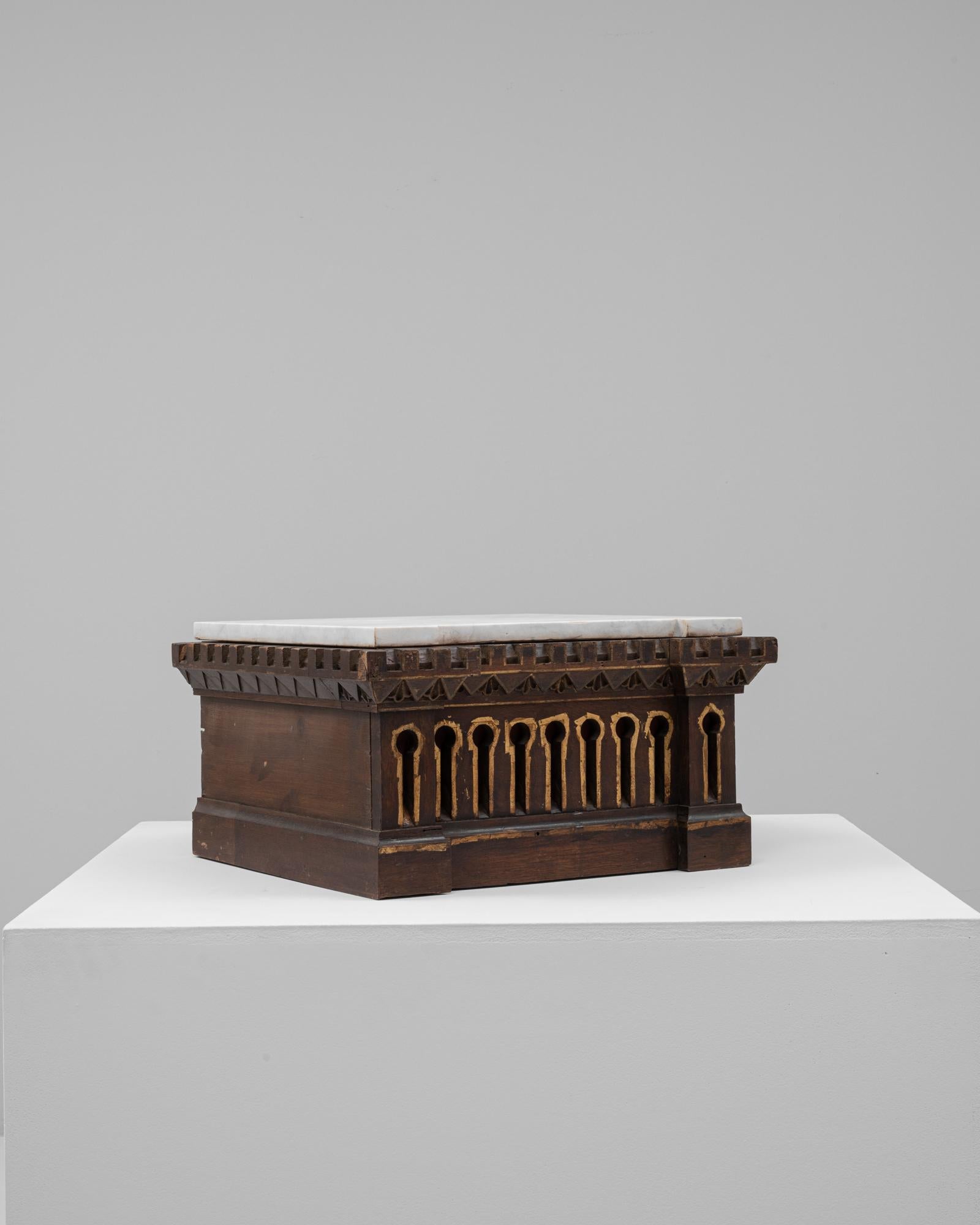 Piedistallo in legno francese del XX secolo con piano in marmo In condizioni buone in vendita a High Point, NC