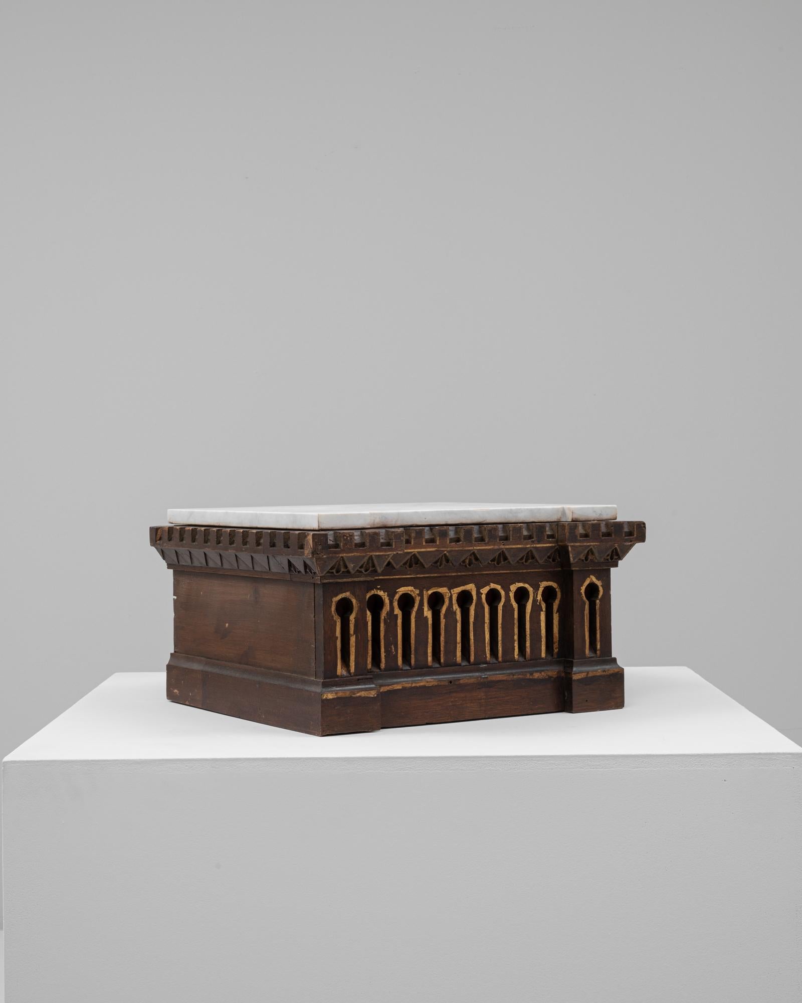 Marmo Piedistallo in legno francese del XX secolo con piano in marmo in vendita