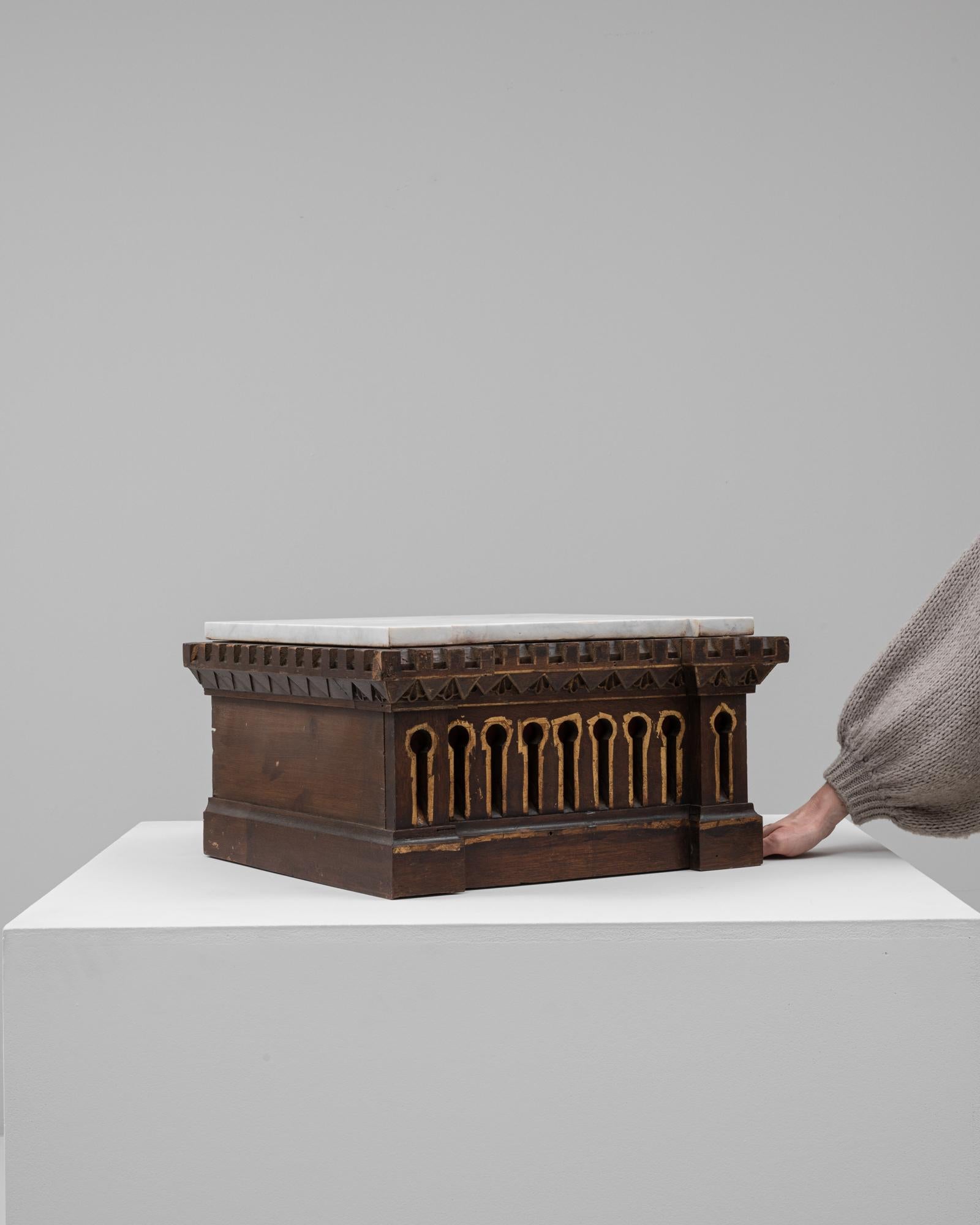 Piedistallo in legno francese del XX secolo con piano in marmo in vendita 1