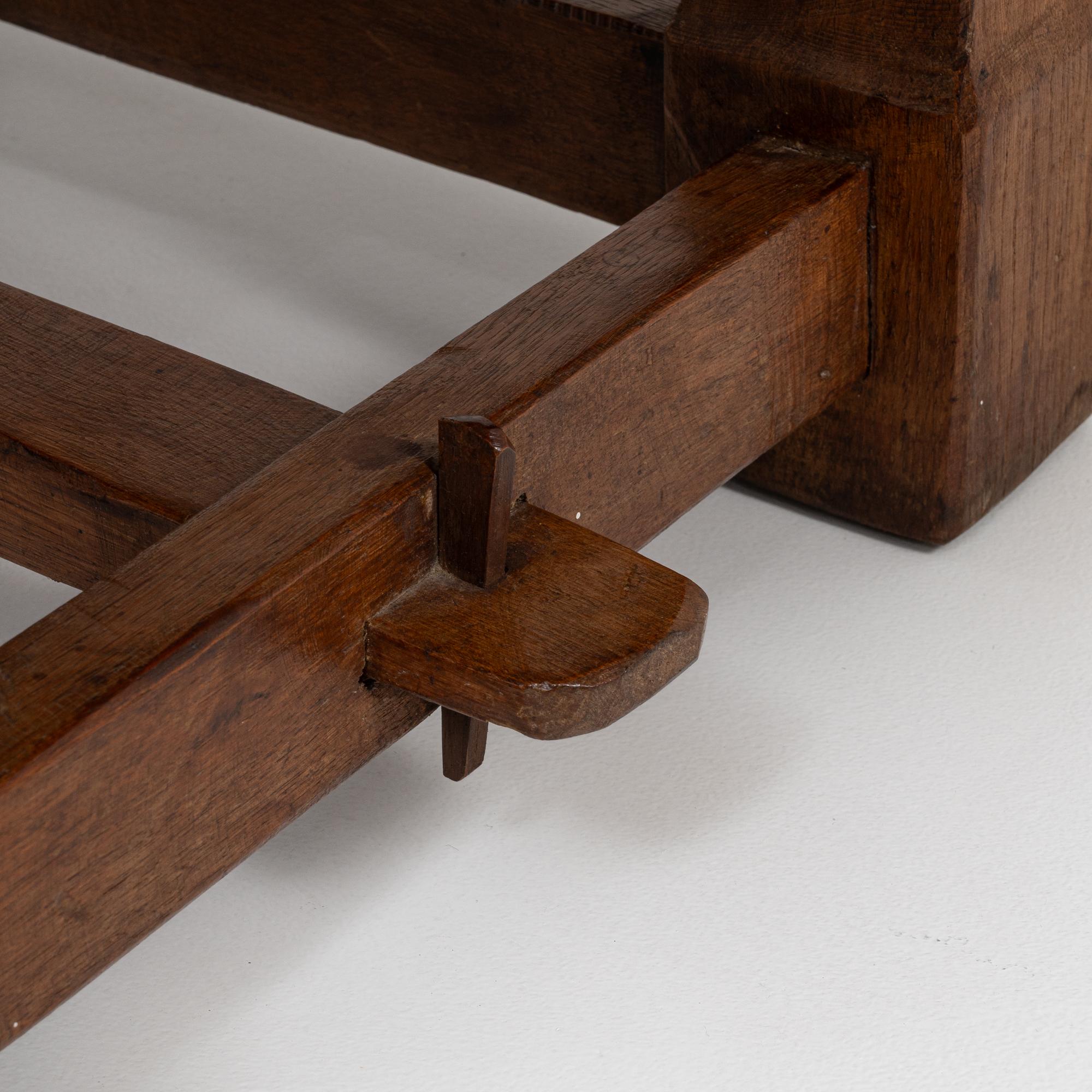 Mesa de centro redonda de madera francesa del siglo XX en pátina original en venta 5