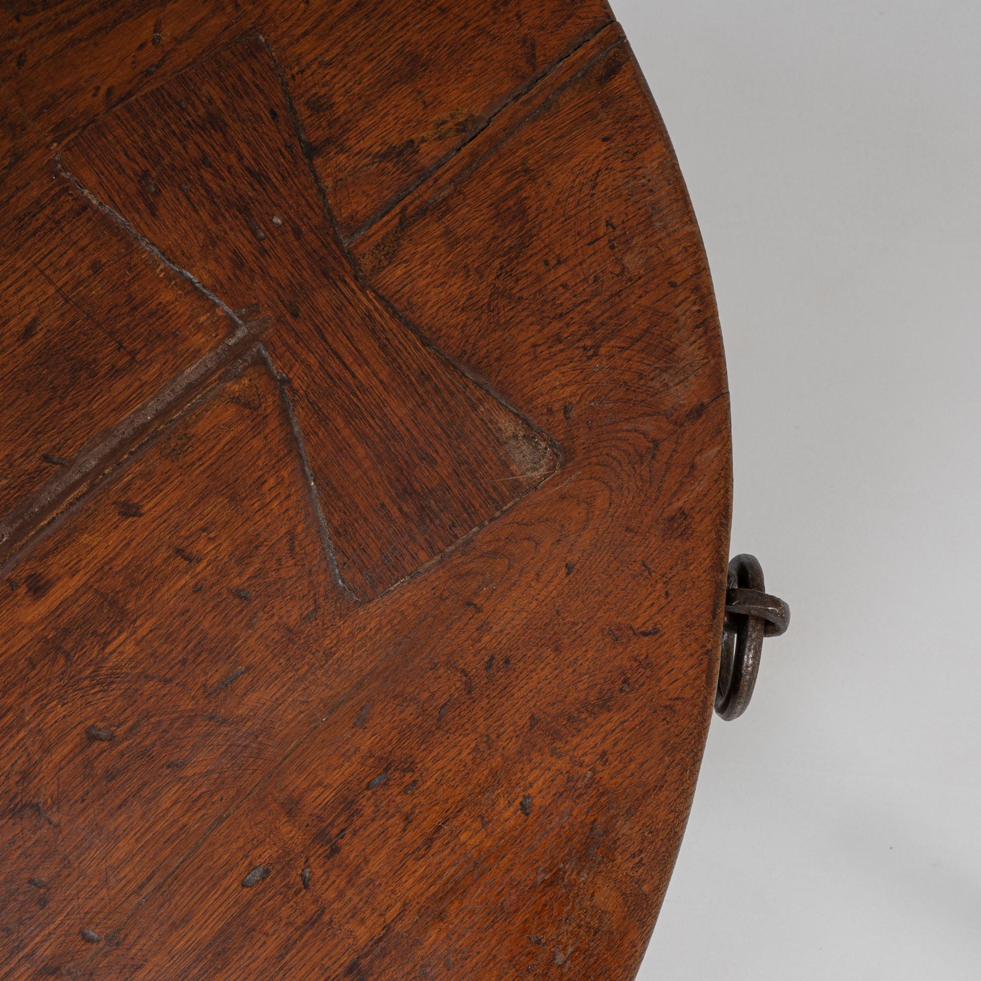 Mesa de centro redonda de madera francesa del siglo XX en pátina original en venta 6