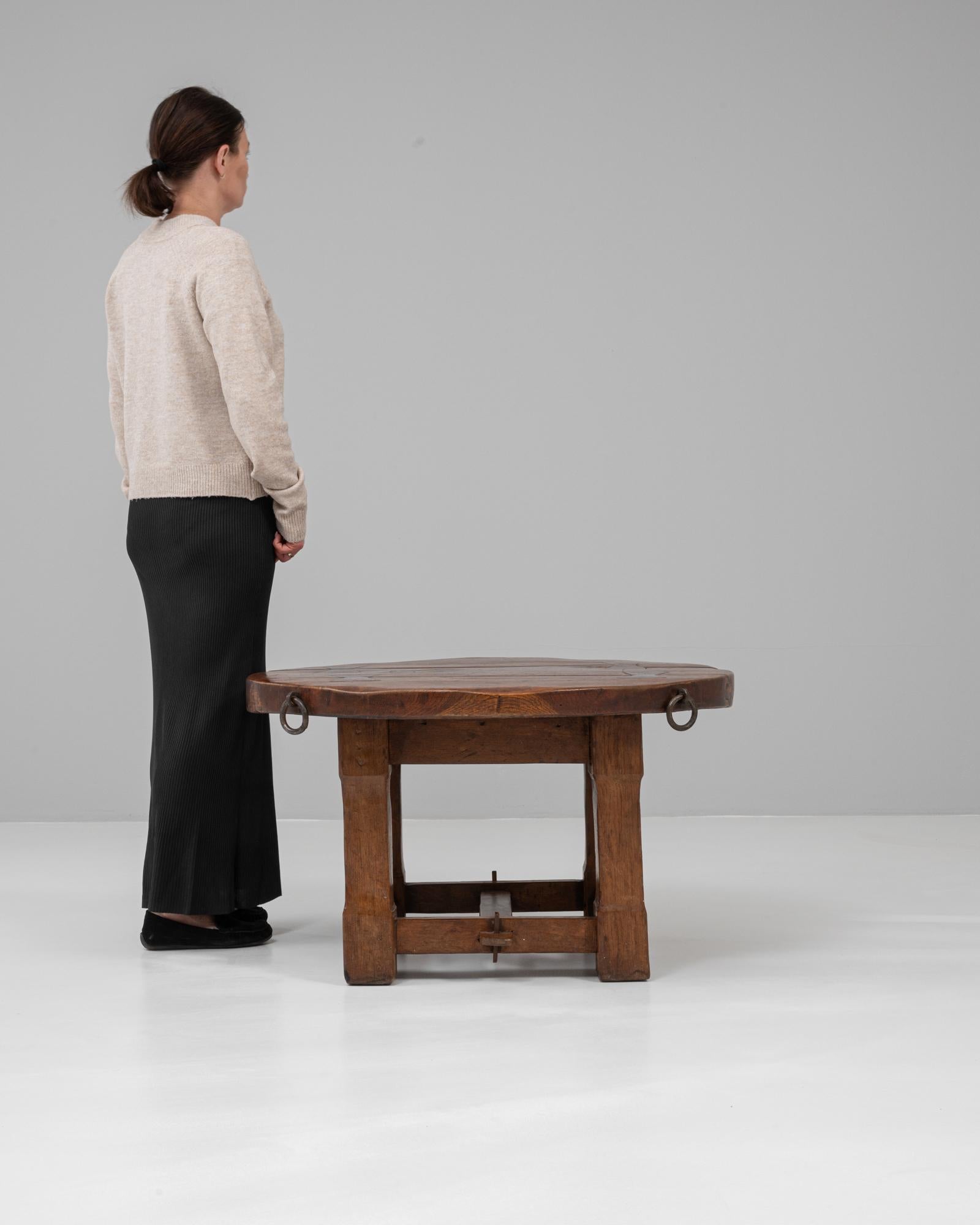 Mesa de centro redonda de madera francesa del siglo XX en pátina original Francés en venta