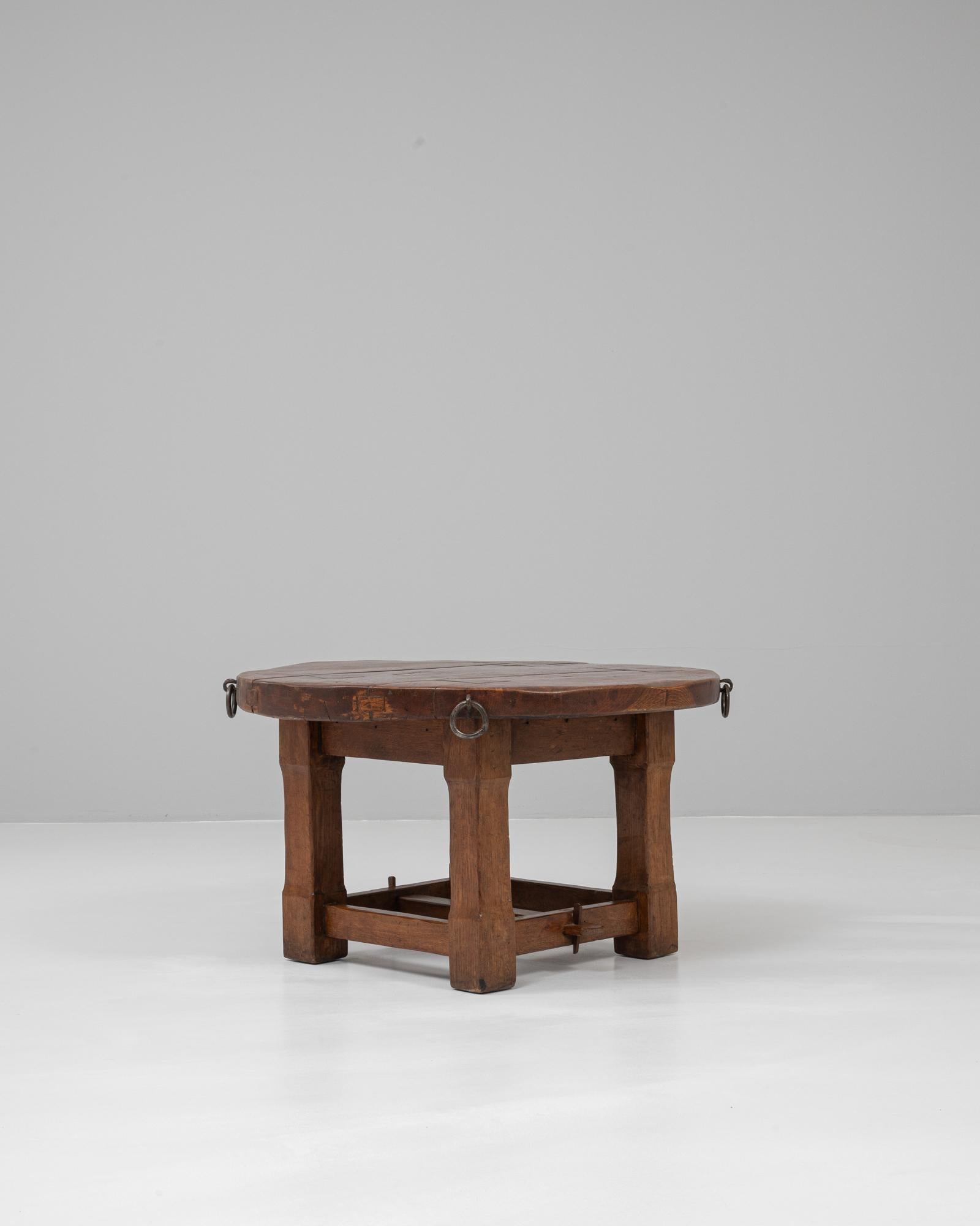 Mesa de centro redonda de madera francesa del siglo XX en pátina original en Bueno estado para la venta en High Point, NC