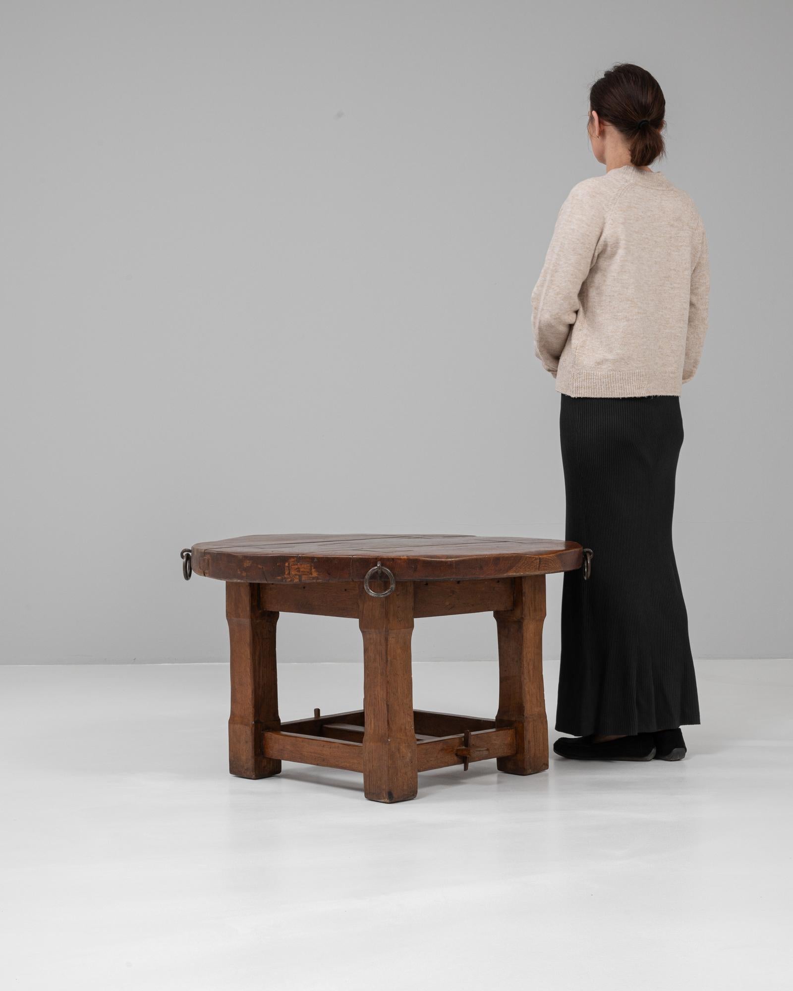 Mesa de centro redonda de madera francesa del siglo XX en pátina original Madera en venta
