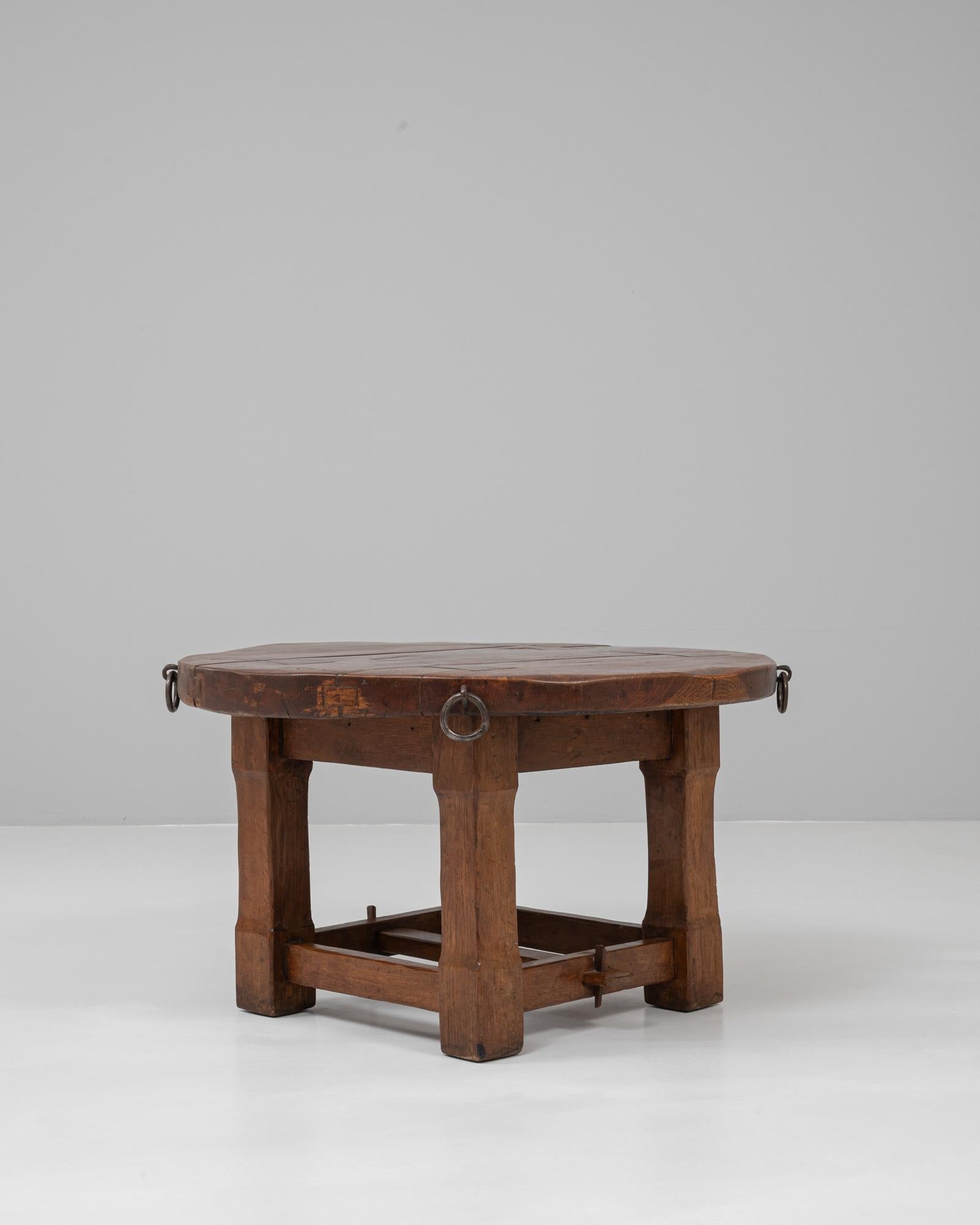 Mesa de centro redonda de madera francesa del siglo XX en pátina original en venta 1