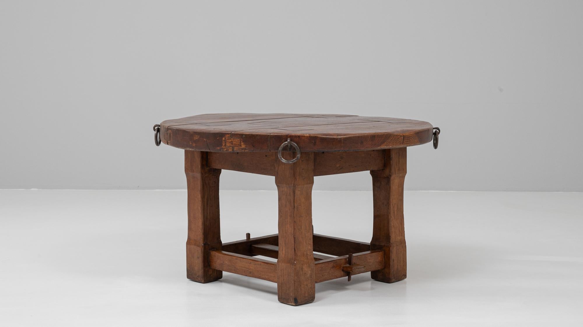 Mesa de centro redonda de madera francesa del siglo XX en pátina original en venta 2