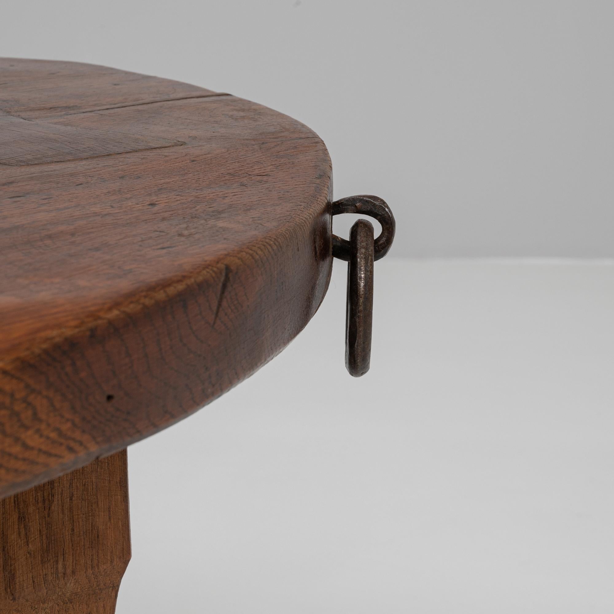 Mesa de centro redonda de madera francesa del siglo XX en pátina original en venta 3