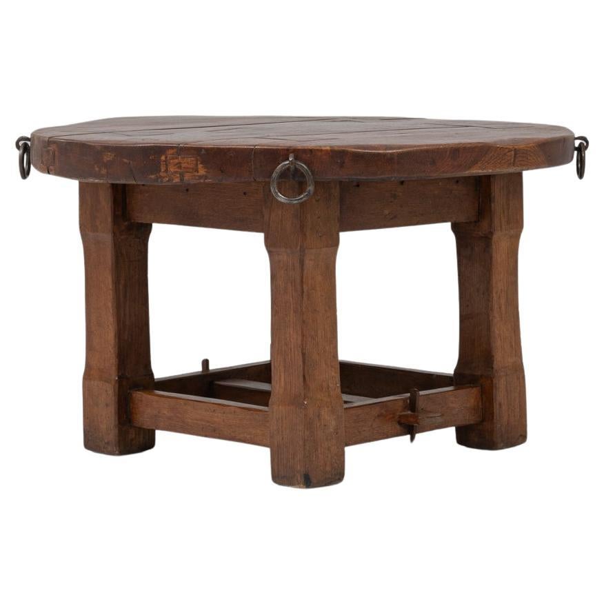Mesa de centro redonda de madera francesa del siglo XX en pátina original en venta