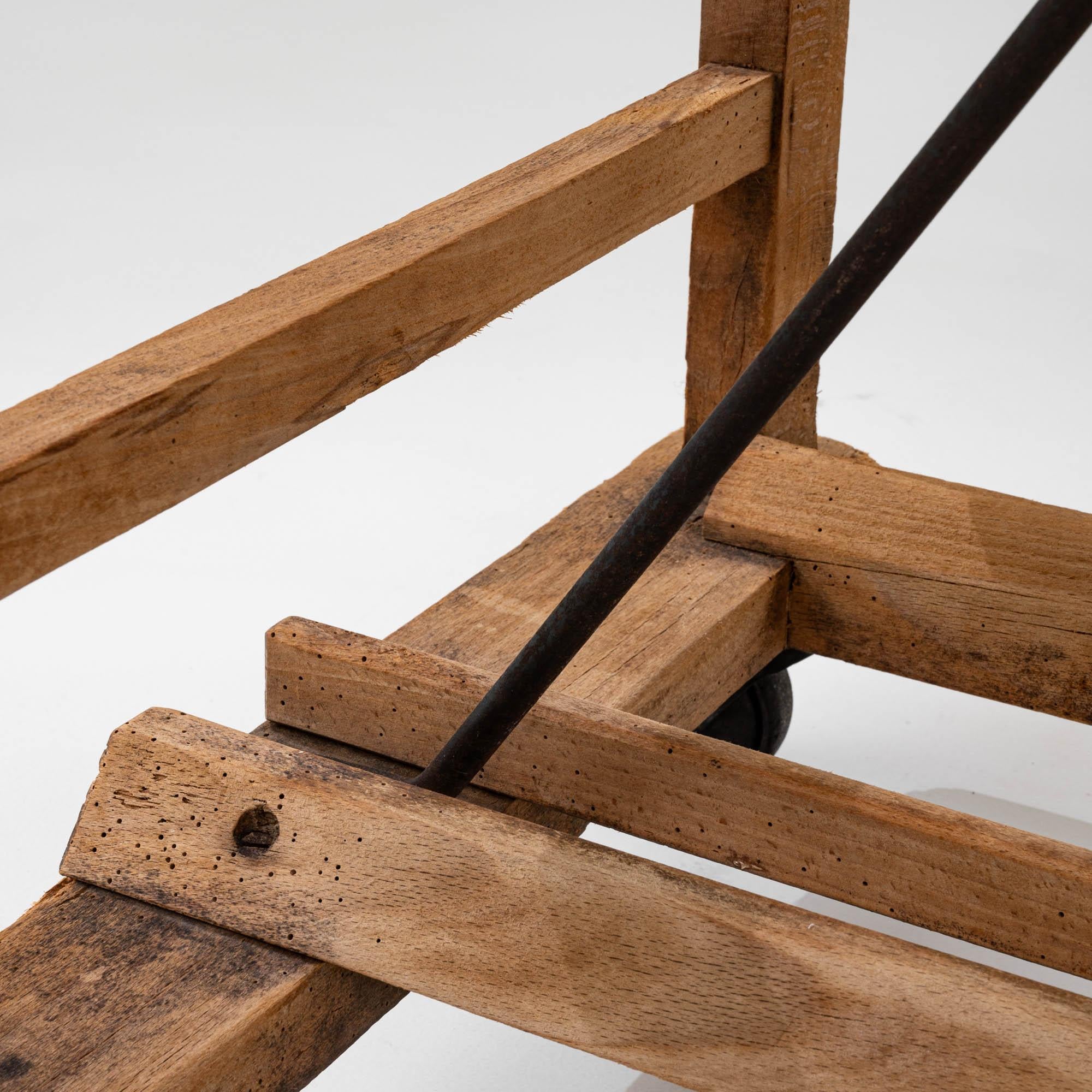 Ein französisches Holzregal auf Rädern aus dem 20. Jahrhundert, das sowohl Funktionalität als auch industriellen Charme beweist, besticht durch seinen Vintage-Charme. Dieses antike Möbelstück verfügt über eine Fülle von stabilen Holzböden, die