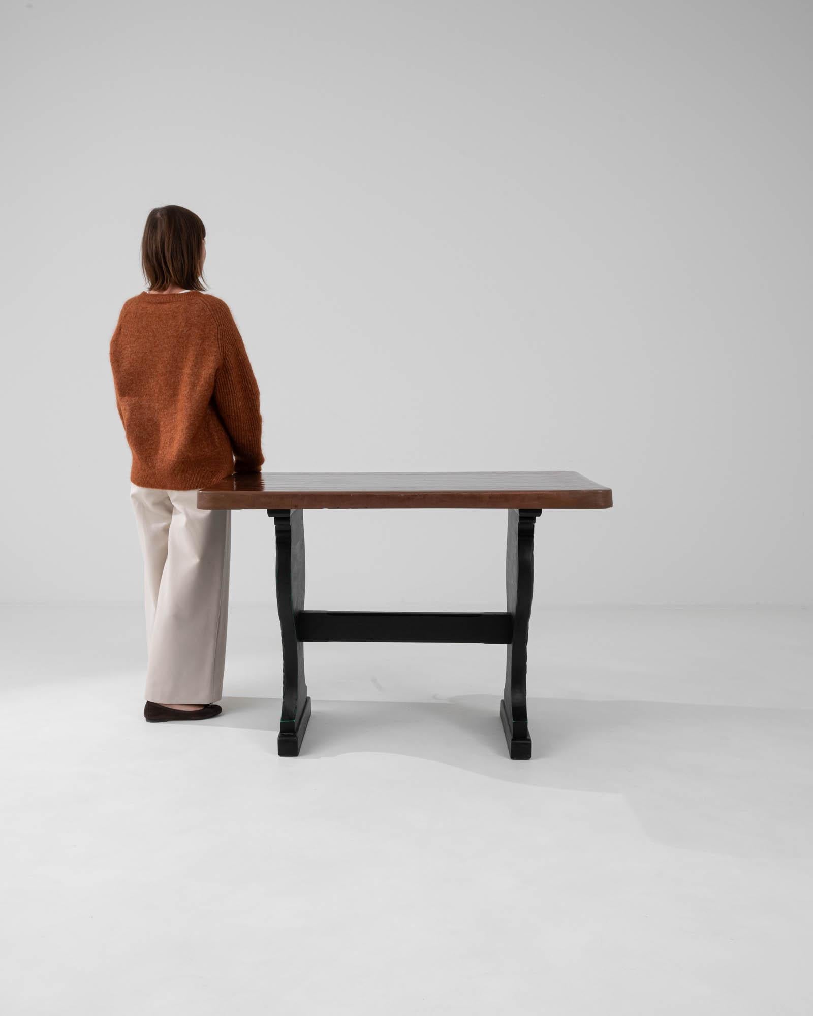 Mesa de madera francesa del siglo XX en Bueno estado para la venta en High Point, NC