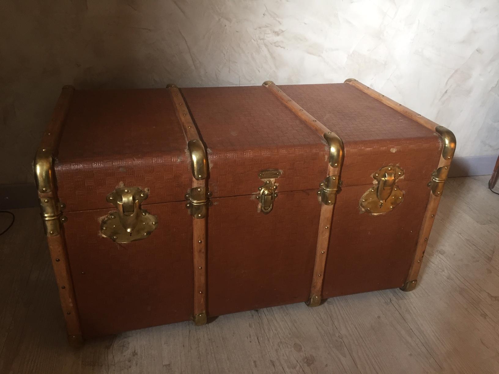 Beautiful 20th century French wooden travel trunk from the 1930s. 
Original upholstery on the inside. gilded brass fittings. Leather handles. 
Good quality and condition.