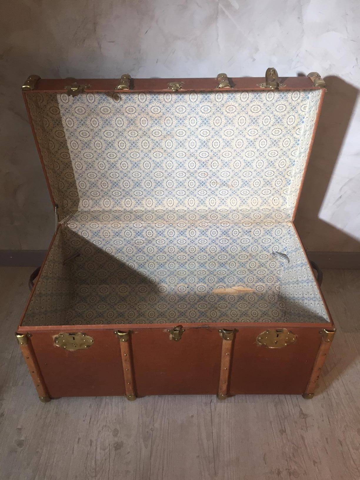 20th Century, French Wooden Travel Trunk, 1930s In Good Condition In LEGNY, FR