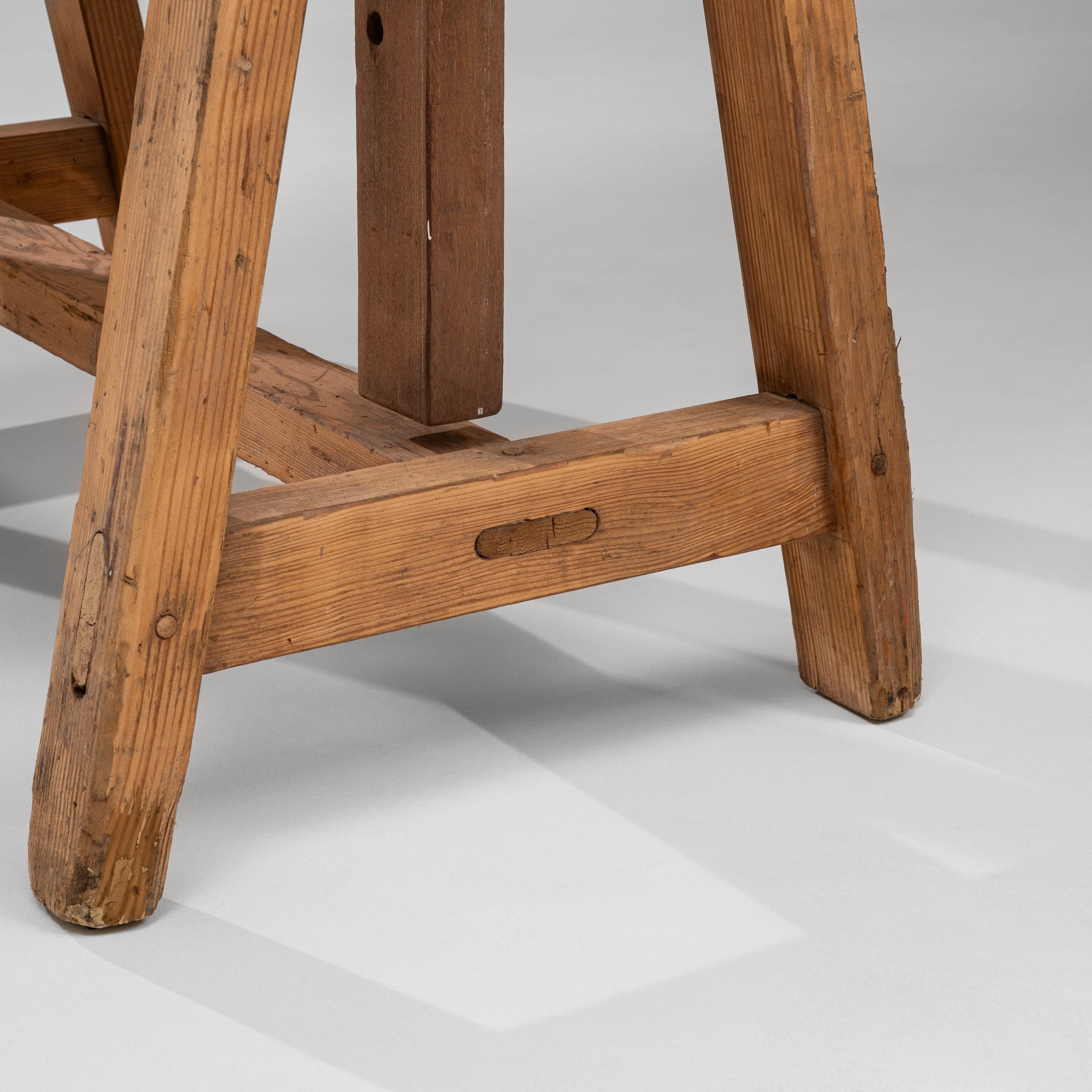 Französischer Holztisch des 20. Jahrhunderts mit Sägebocksockel im Angebot 8