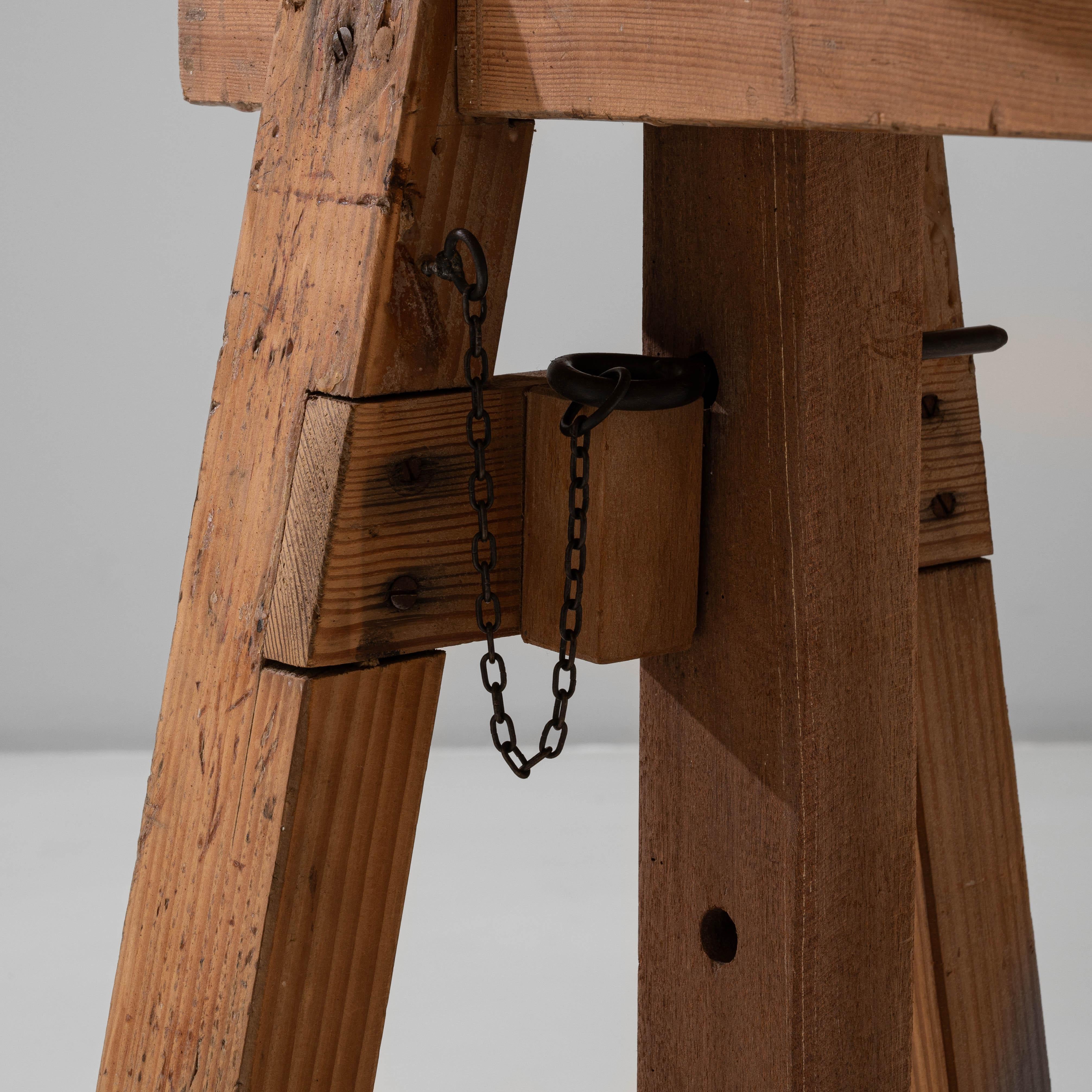 Französischer Holztisch des 20. Jahrhunderts mit Sägebocksockel im Angebot 9