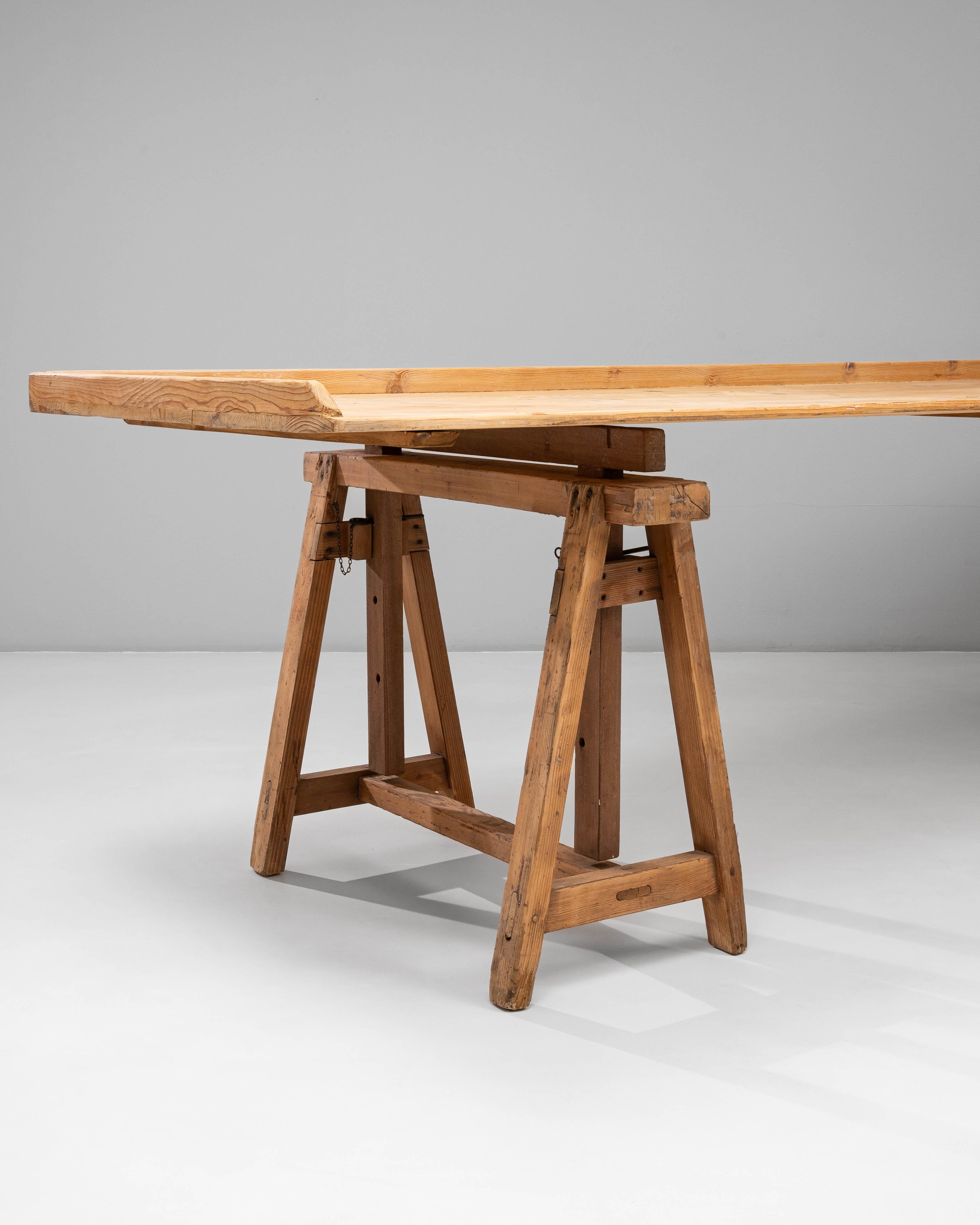 Französischer Holztisch des 20. Jahrhunderts mit Sägebocksockel im Angebot 4