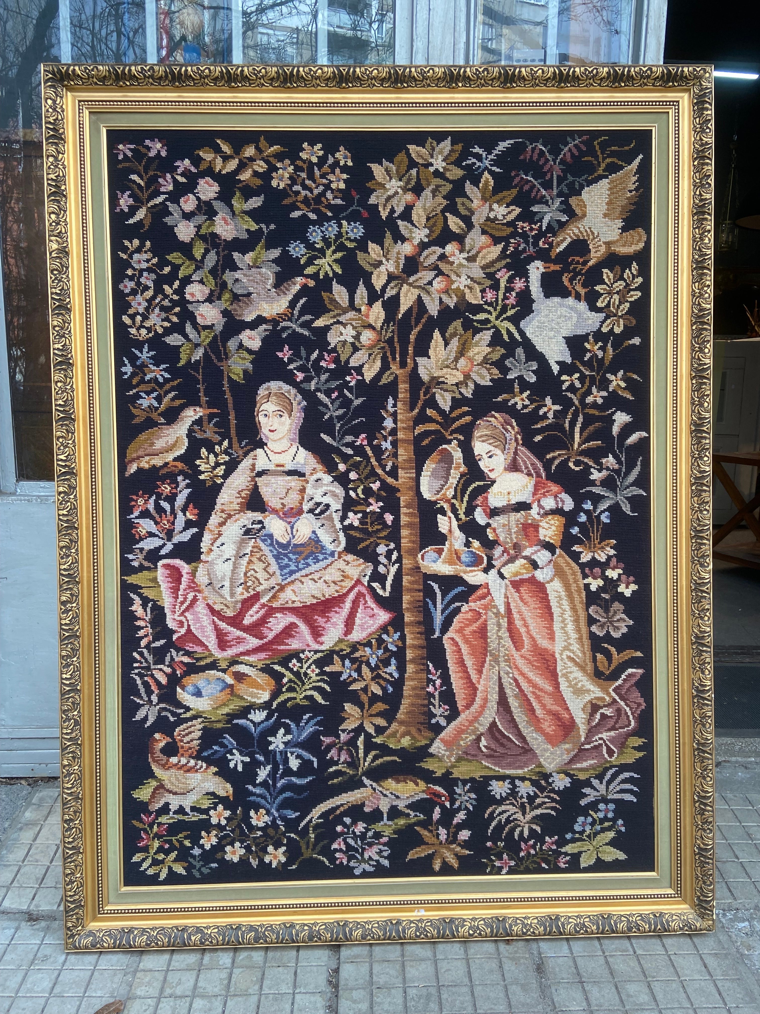 Maschinell hergestellter französischer Wollteppich in einem Rahmen, der eine mittelalterliche Szene mit zwei von Vögeln umschwärmten Damen vor einem Hintergrund aus schönen Bäumen und Blütenblättern darstellt. Sehr guter authentischer Zustand, keine