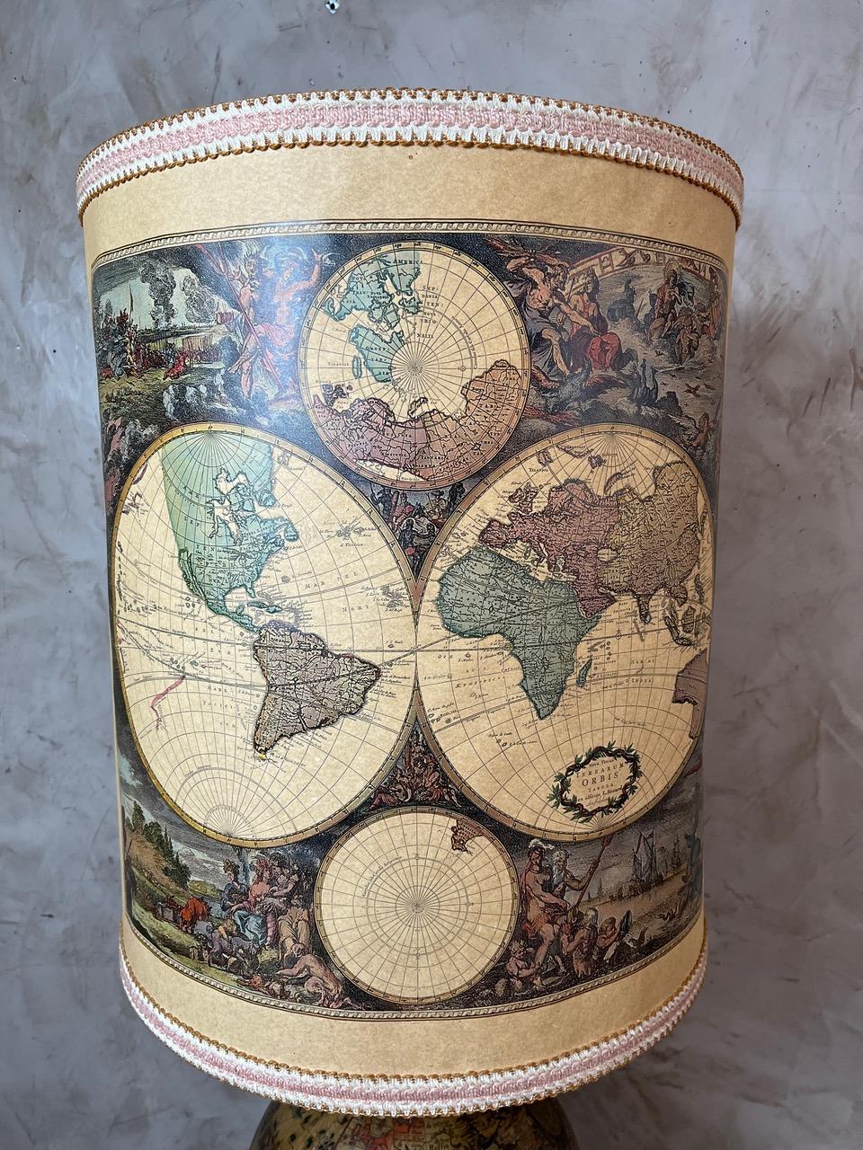 Illumina i tuoi interni con questa lampada da terra, un vero e proprio pezzo forte che dona un senso di avventura e di storia al tuo arredamento.

Il paralume è ornato da mappe del mondo vintage e offre una luce calda e un'atmosfera perfetta per