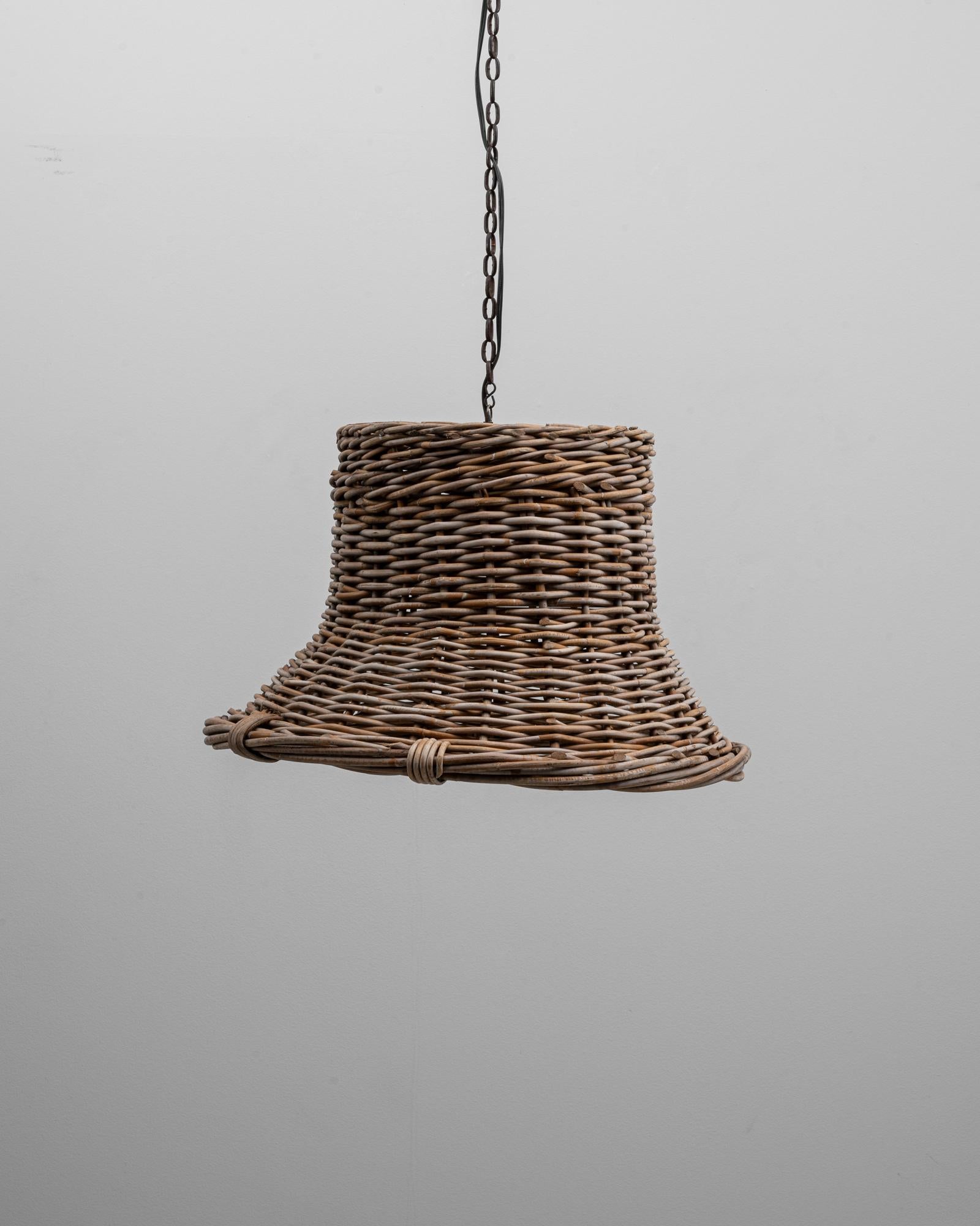 Französische Pendelleuchte aus geflochtenem Rattan in Glockenform des 20. im Zustand „Gut“ im Angebot in High Point, NC