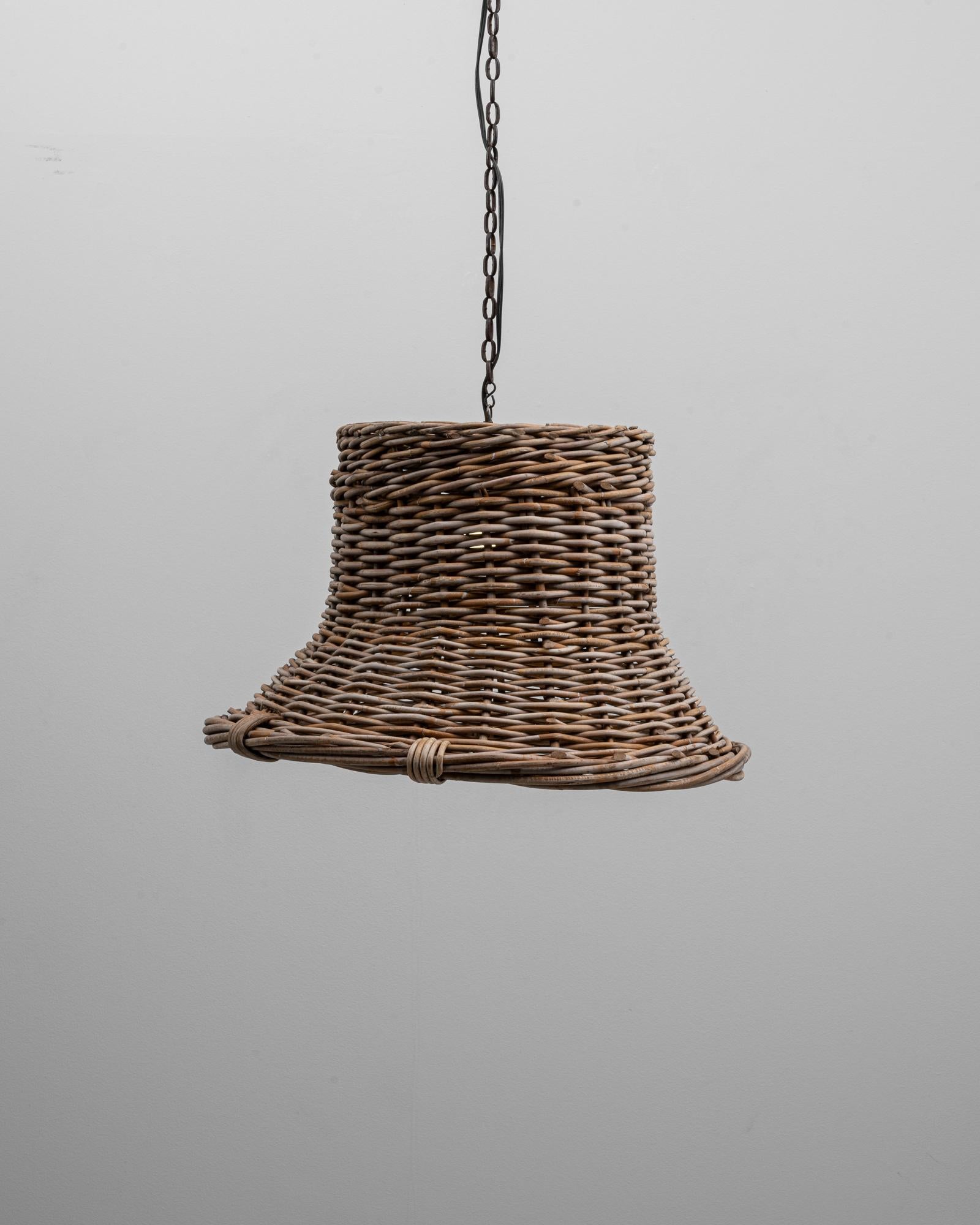 Französische Pendelleuchte aus geflochtenem Rattan in Glockenform des 20. (20. Jahrhundert) im Angebot