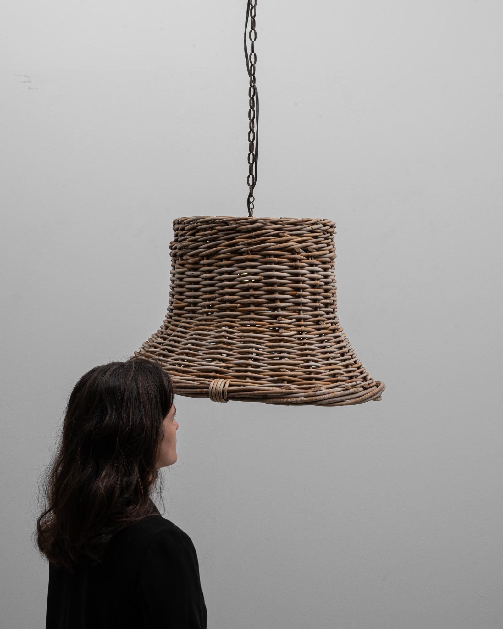 Französische Pendelleuchte aus geflochtenem Rattan in Glockenform des 20. im Angebot 1