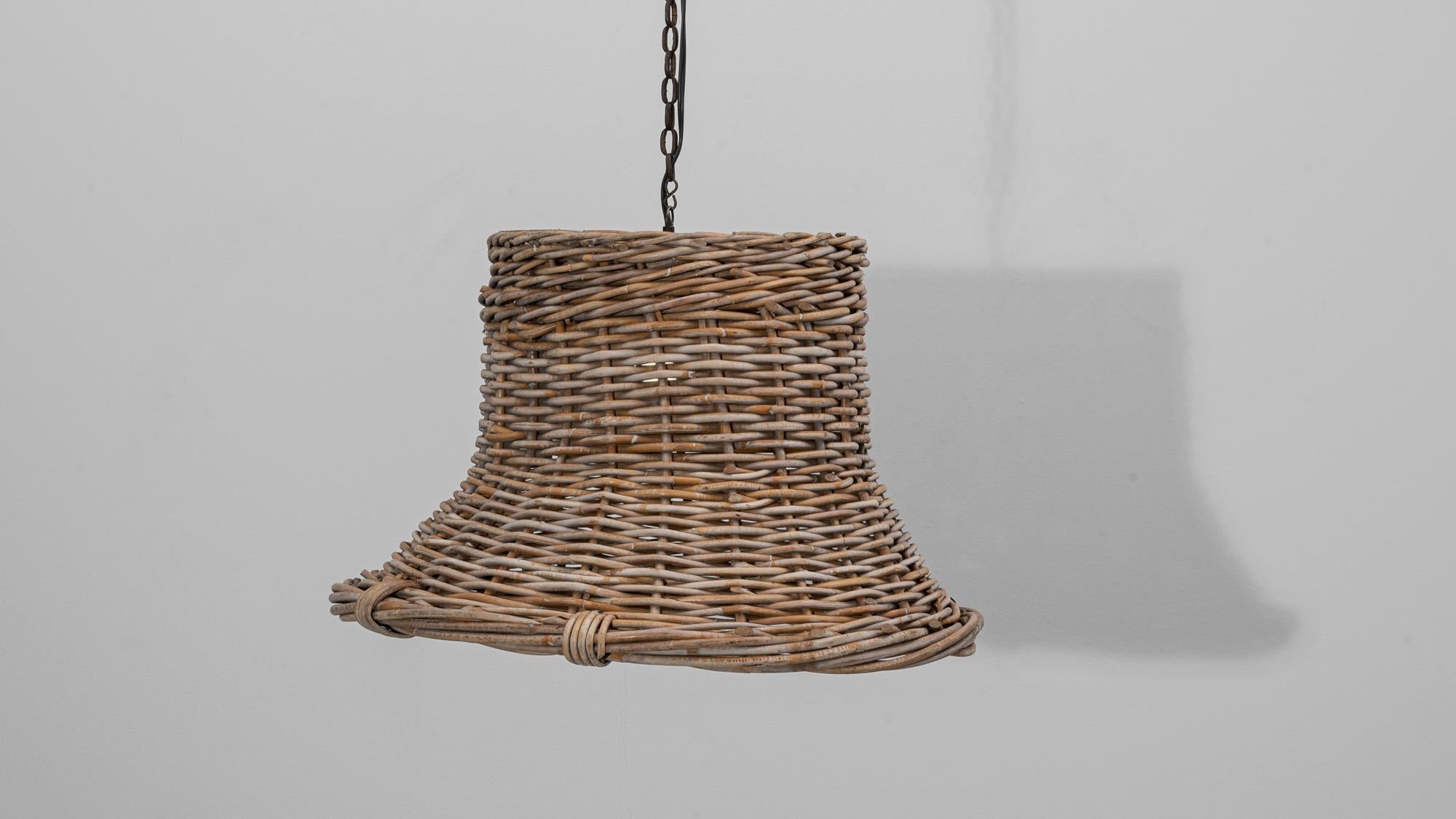 Französische Pendelleuchte aus geflochtenem Rattan in Glockenform des 20. im Angebot 2