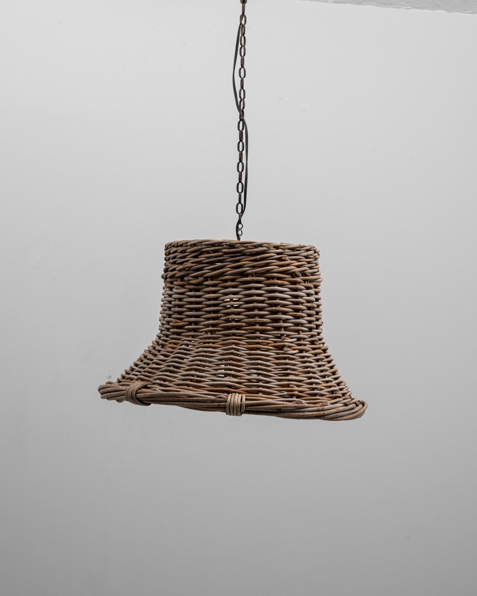 Französische Pendelleuchte aus geflochtenem Rattan in Glockenform des 20. im Angebot 3