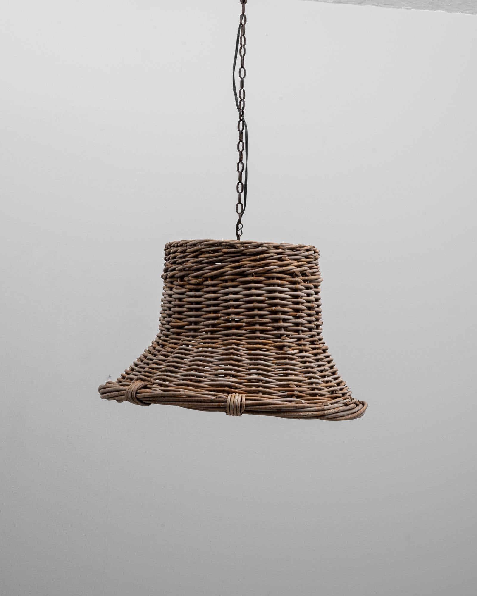 Französische Pendelleuchte aus geflochtenem Rattan in Glockenform des 20. im Angebot 4