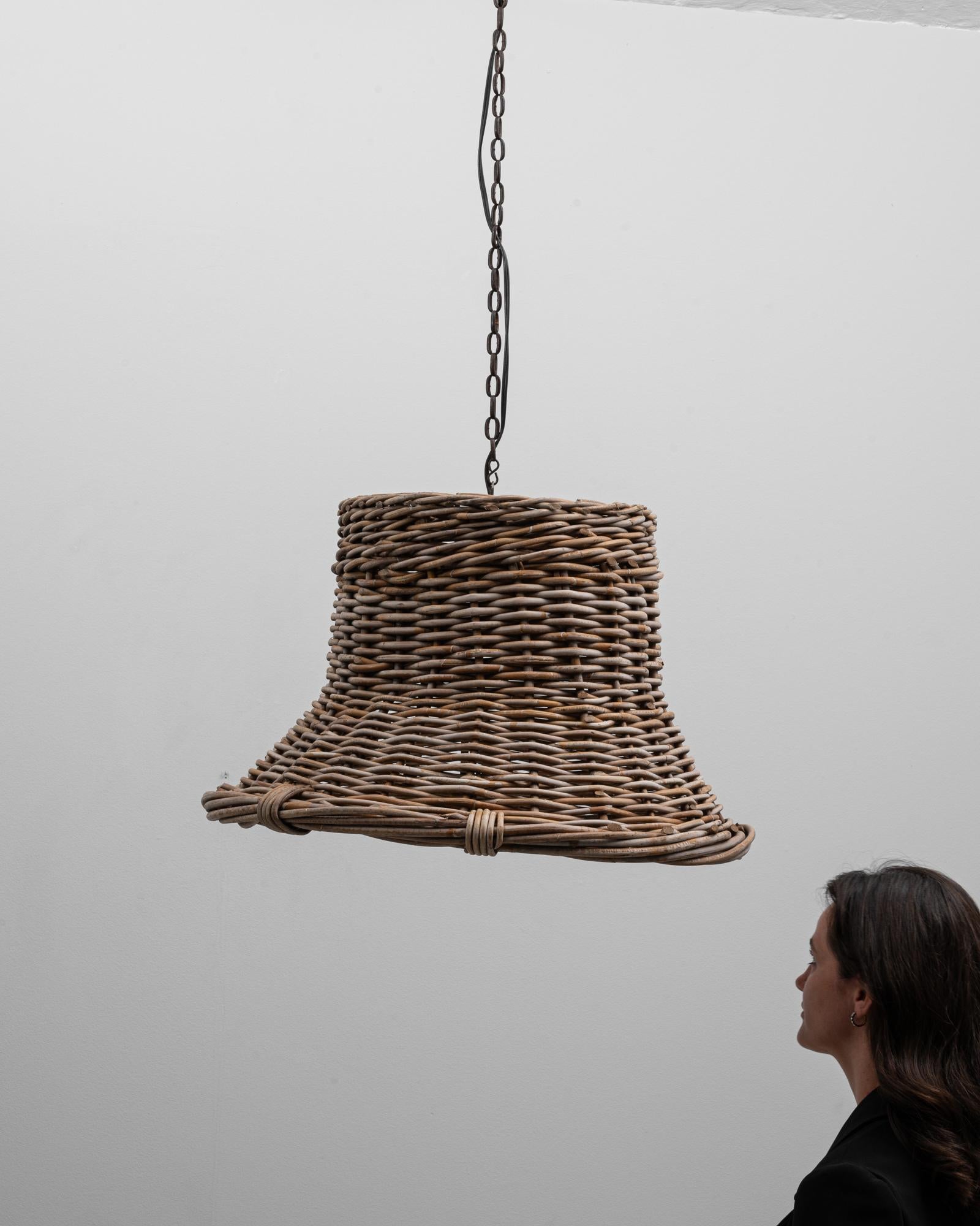 Französische Pendelleuchte aus geflochtenem Rattan in Glockenform des 20. im Angebot 5