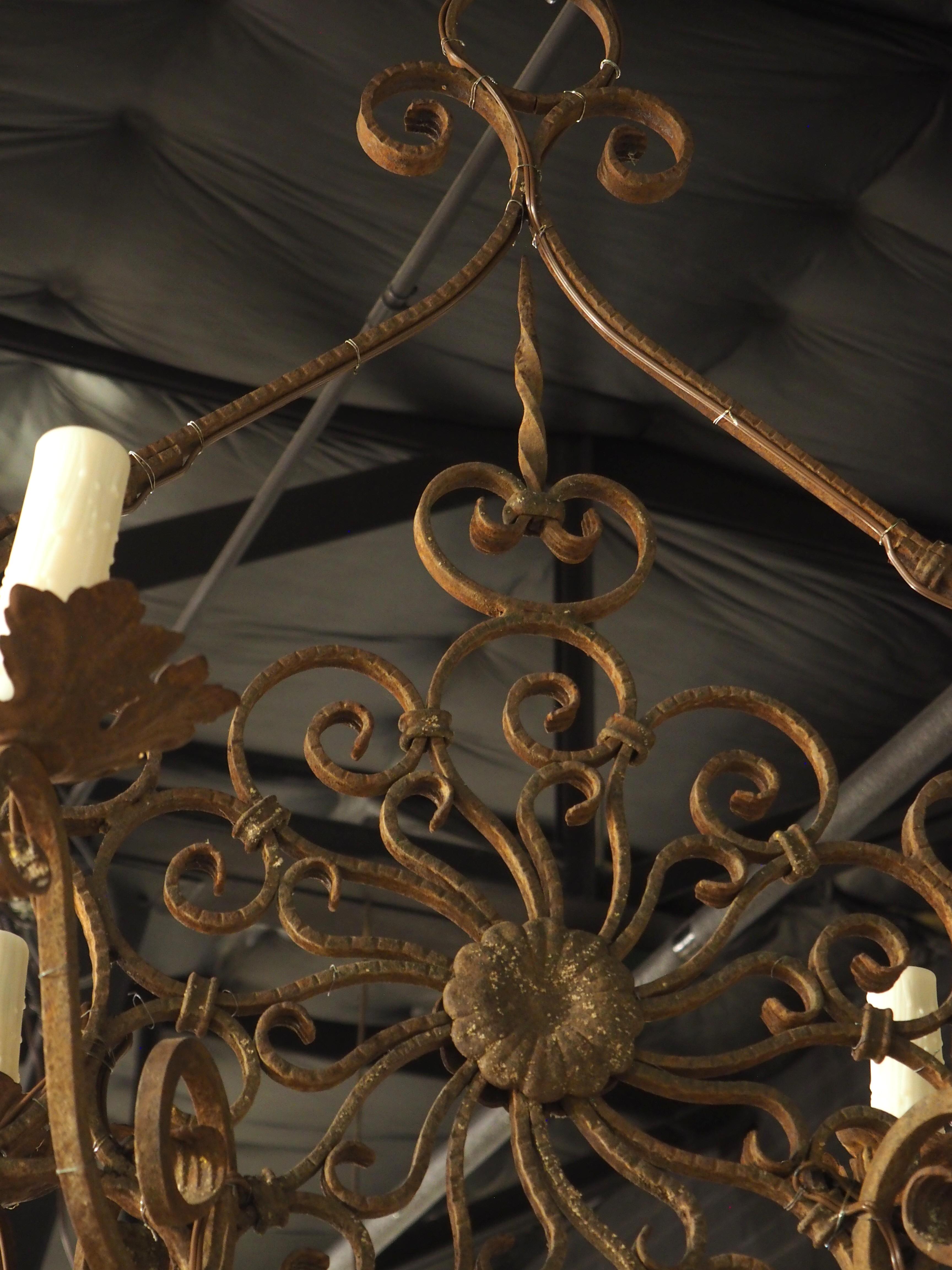 Lampadario a 6 luci in ferro battuto e scrollato francese del XX secolo, L-51 pollici in vendita 6