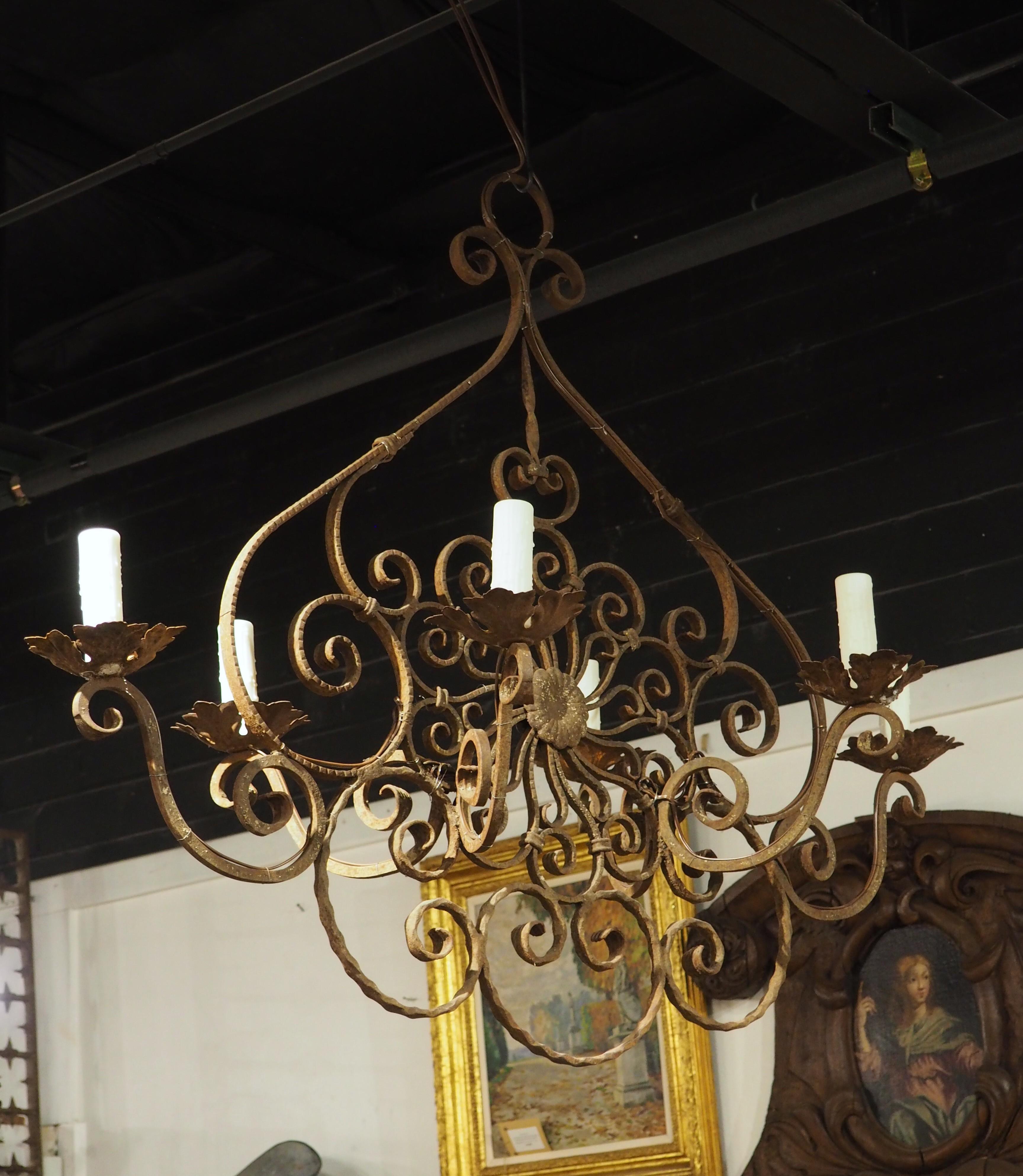 Lampadario a 6 luci in ferro battuto e scrollato francese del XX secolo, L-51 pollici in vendita 7