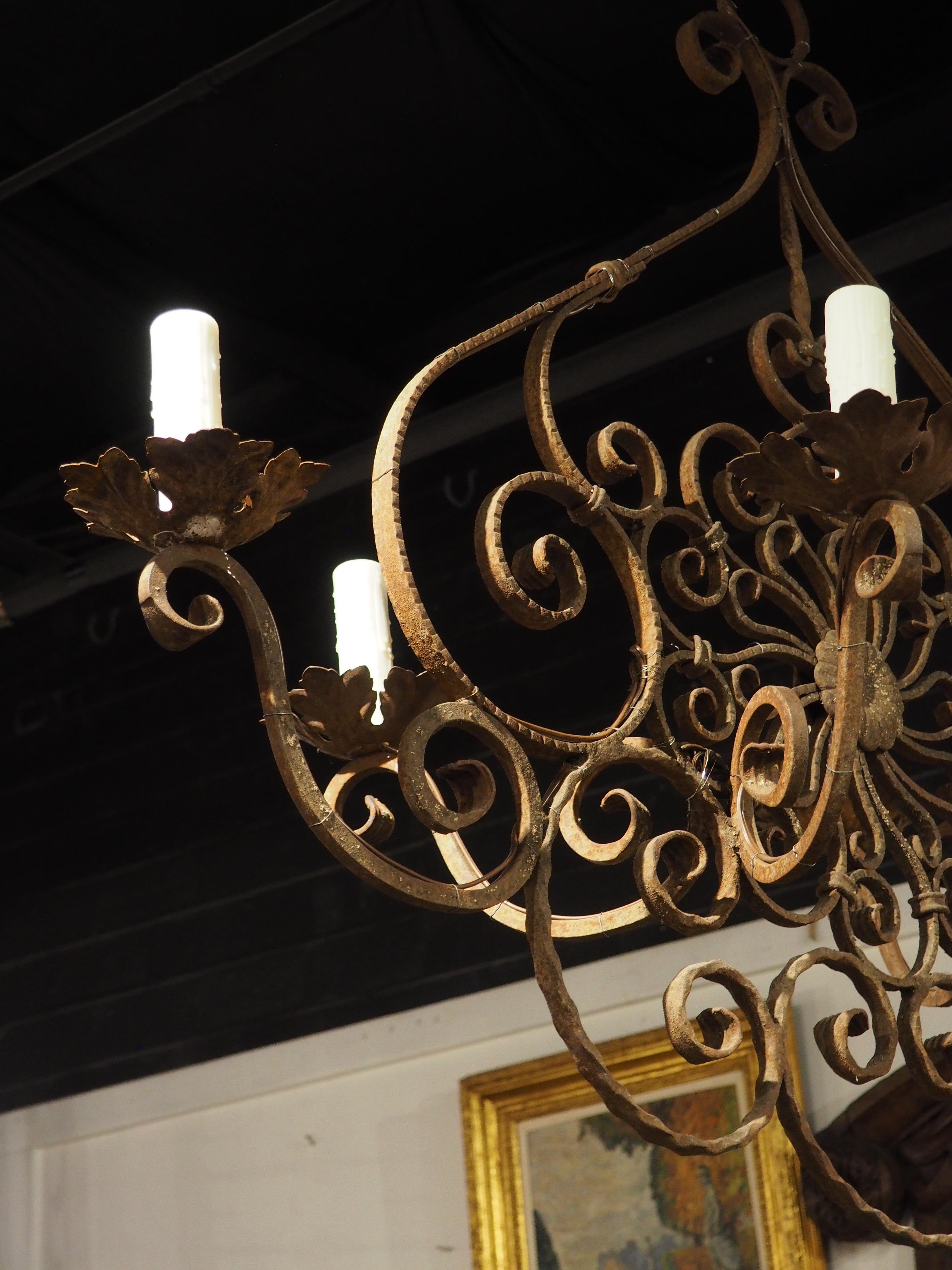 Lampadario a 6 luci in ferro battuto e scrollato francese del XX secolo, L-51 pollici in vendita 8