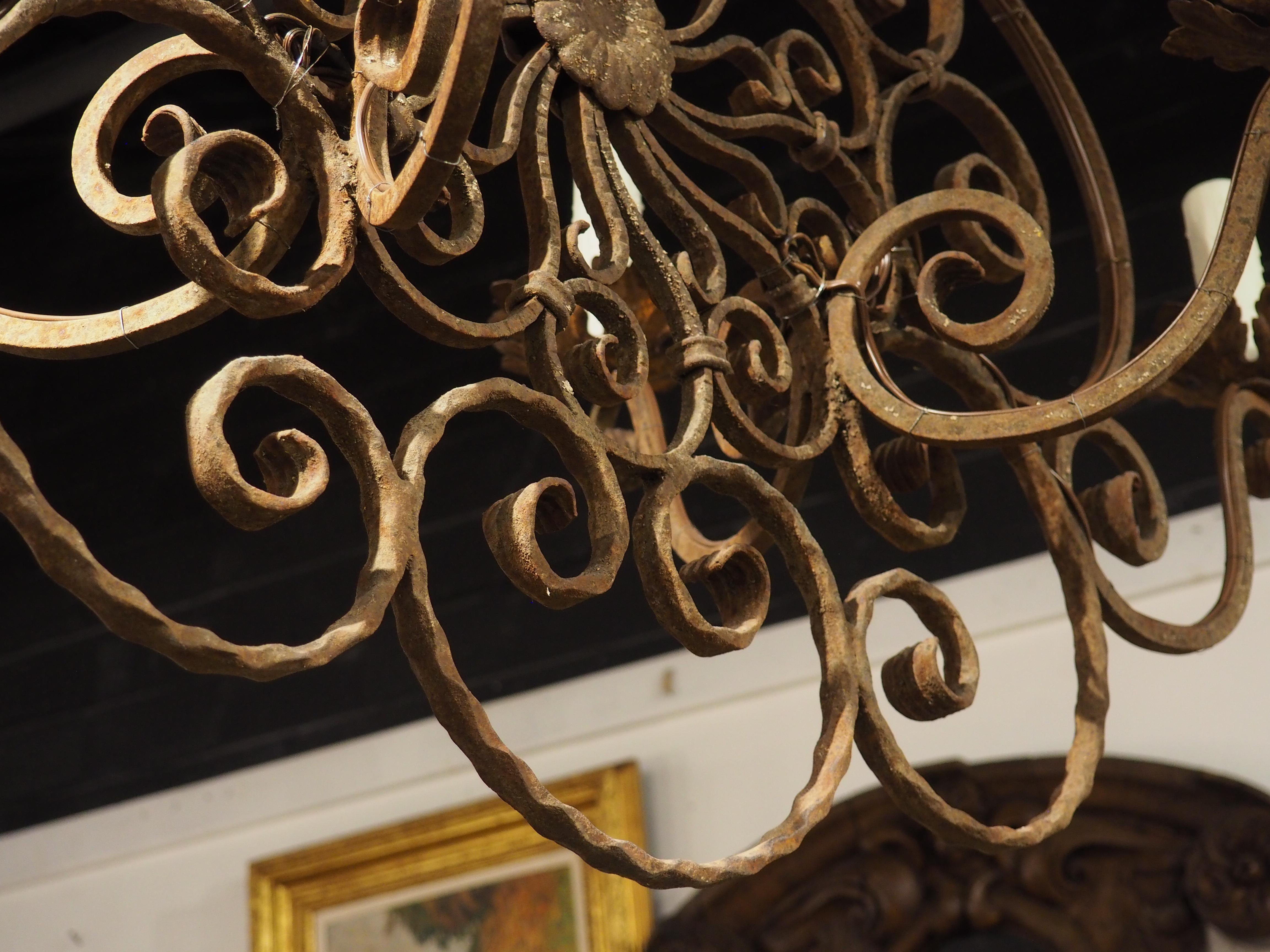 Lampadario a 6 luci in ferro battuto e scrollato francese del XX secolo, L-51 pollici in vendita 9