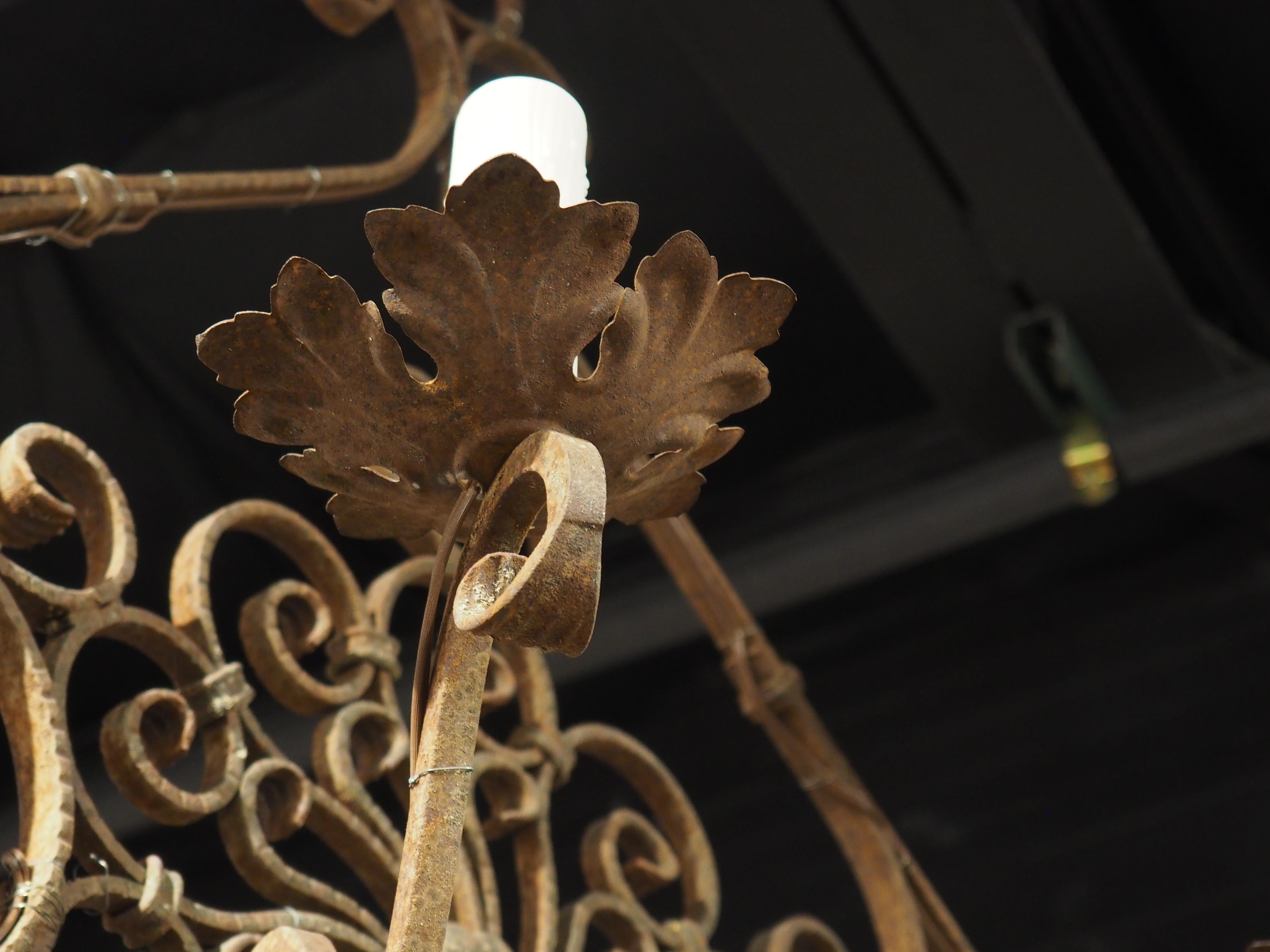 Lampadario a 6 luci in ferro battuto e scrollato francese del XX secolo, L-51 pollici in vendita 10