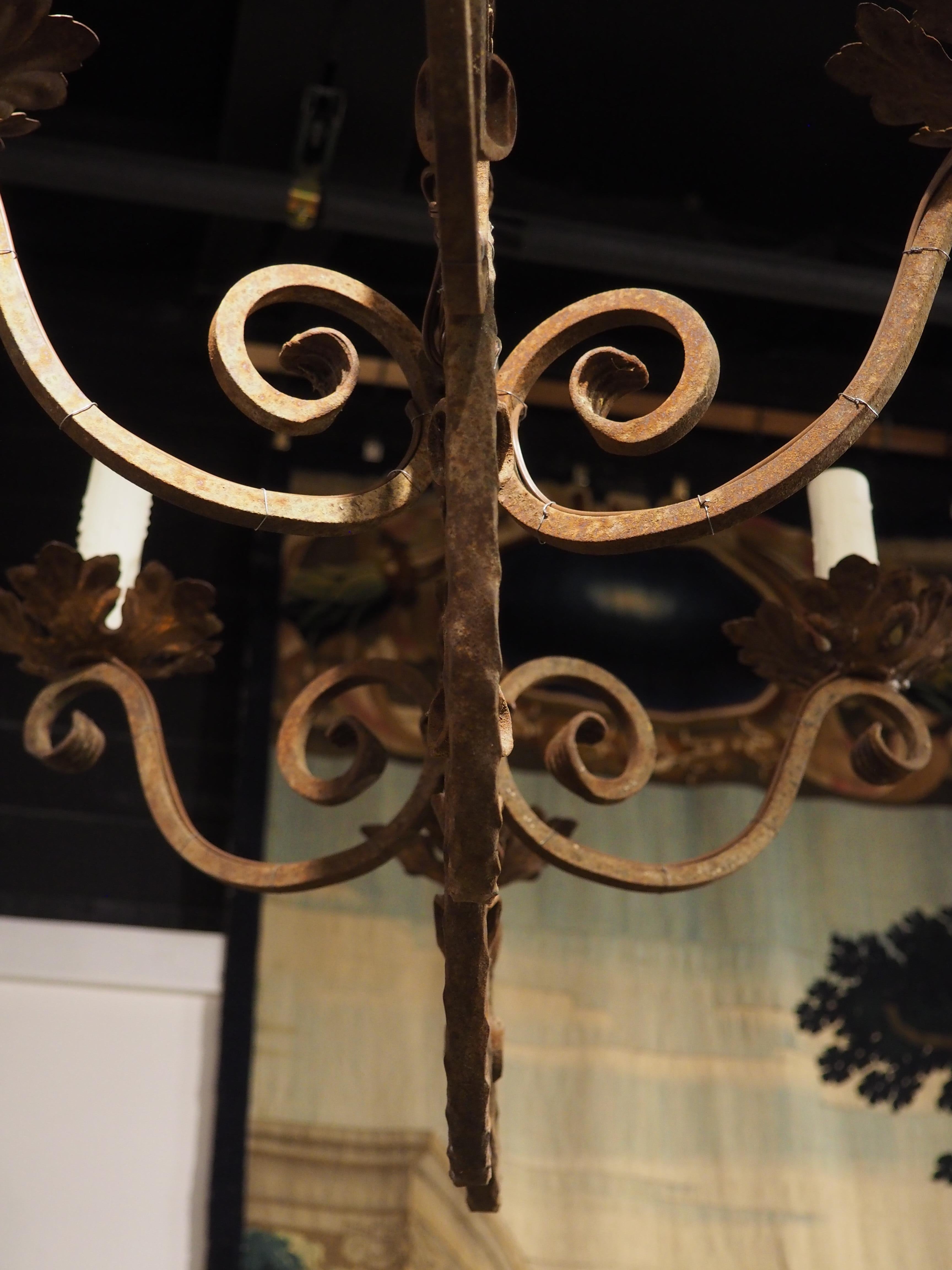 Lampadario a 6 luci in ferro battuto e scrollato francese del XX secolo, L-51 pollici in vendita 11