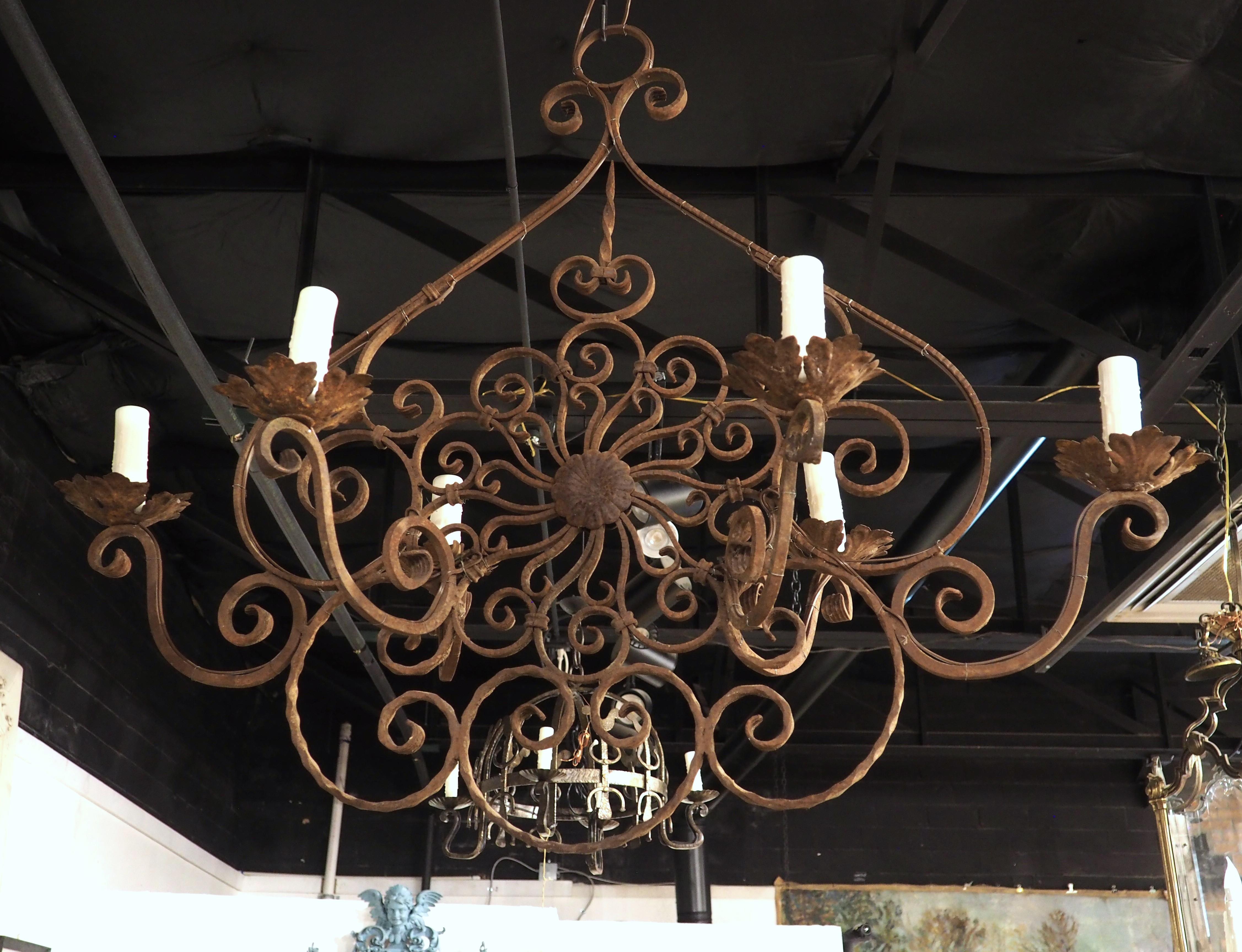 Lampadario a 6 luci in ferro battuto e scrollato francese del XX secolo, L-51 pollici in vendita 12