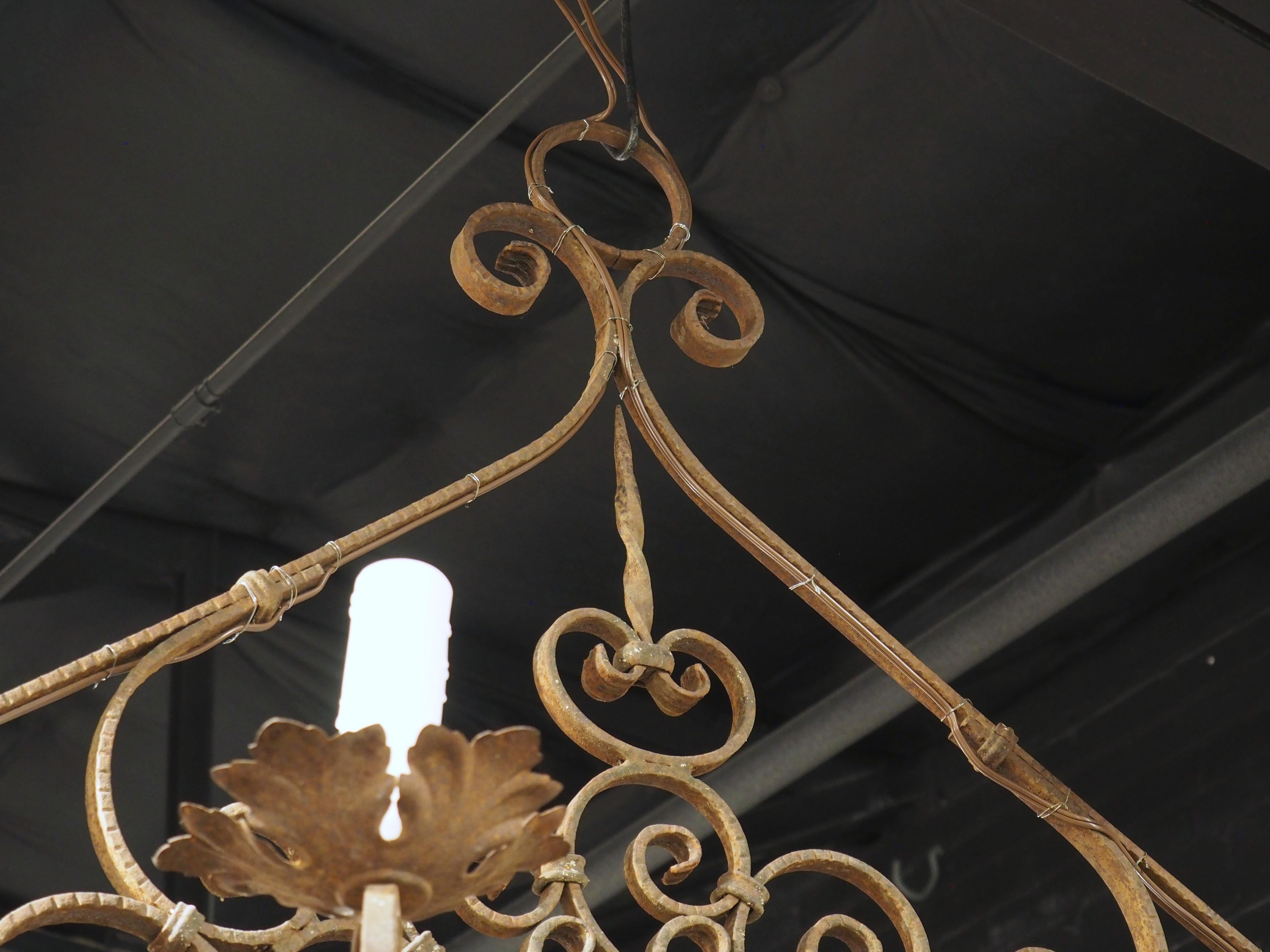 Ulteriori informazioni in arrivo...

Il fulcro di questo lampadario in ferro battuto altamente arcuato è un raggio di sole stilizzato.  Il motivo centrale è circondato da una serie di grandi volute a C, con sei braccia a S che emanano dall'elaborato