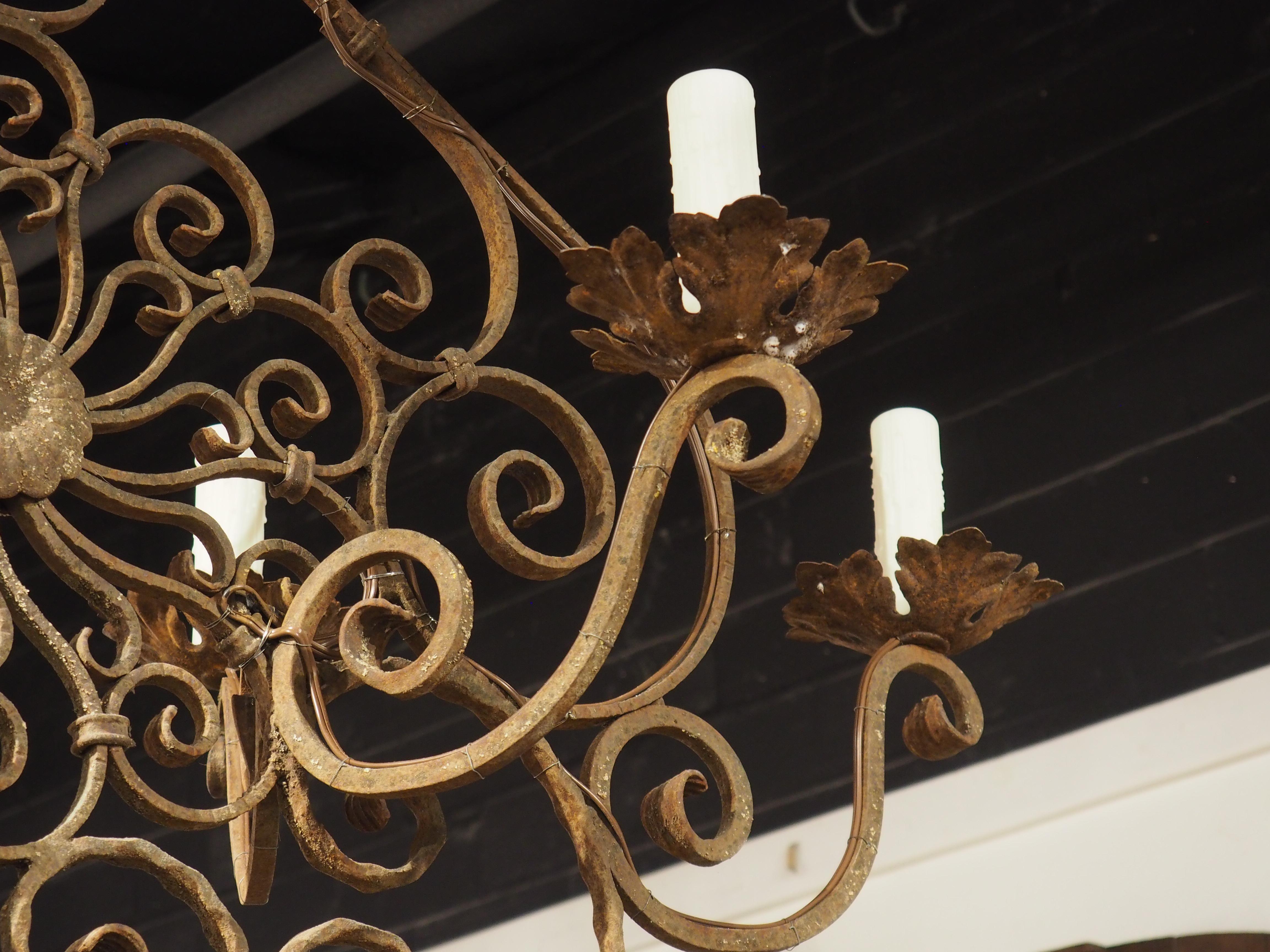 Francese Lampadario a 6 luci in ferro battuto e scrollato francese del XX secolo, L-51 pollici in vendita