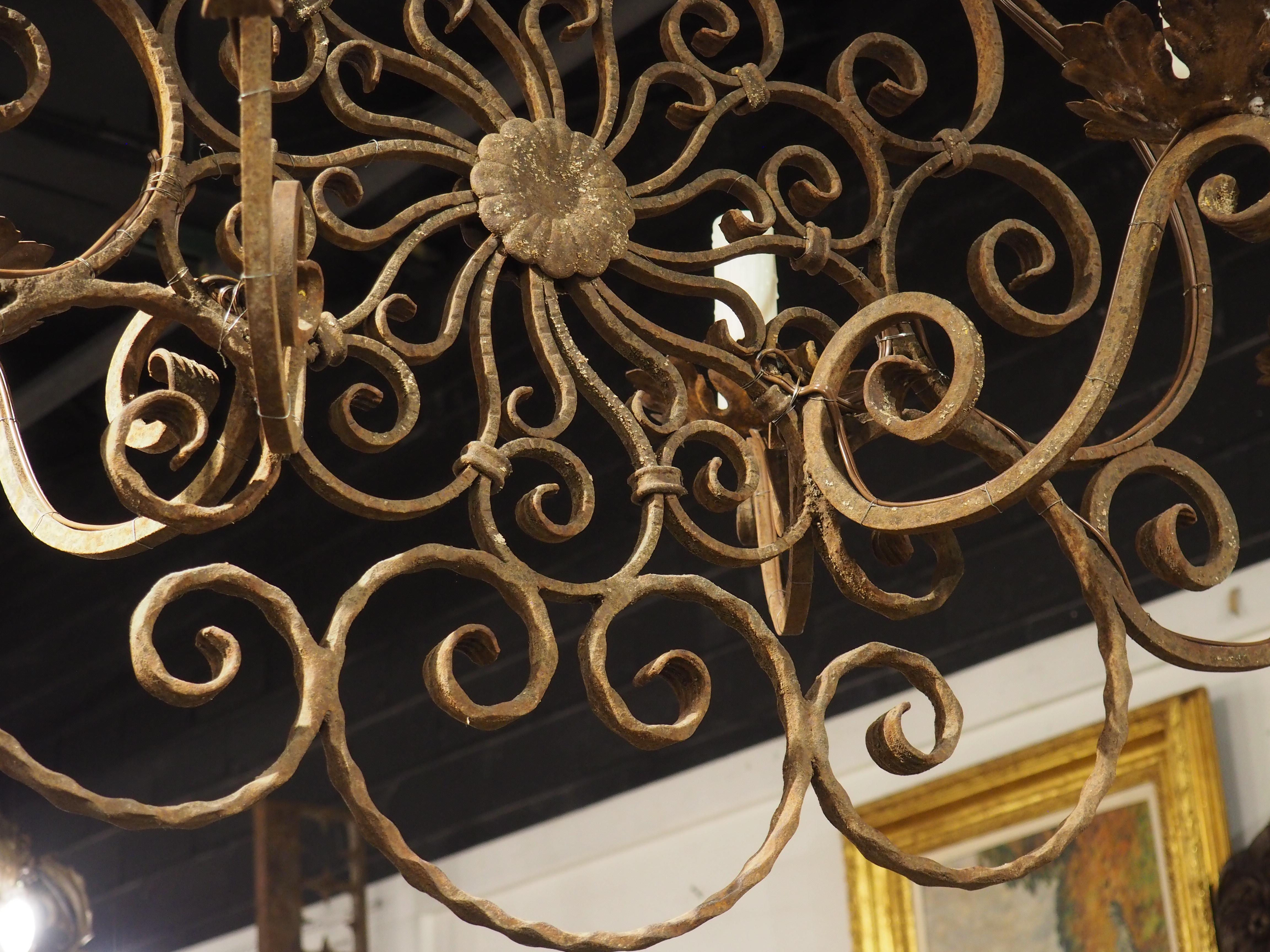 Lampadario a 6 luci in ferro battuto e scrollato francese del XX secolo, L-51 pollici In condizioni buone in vendita a Dallas, TX