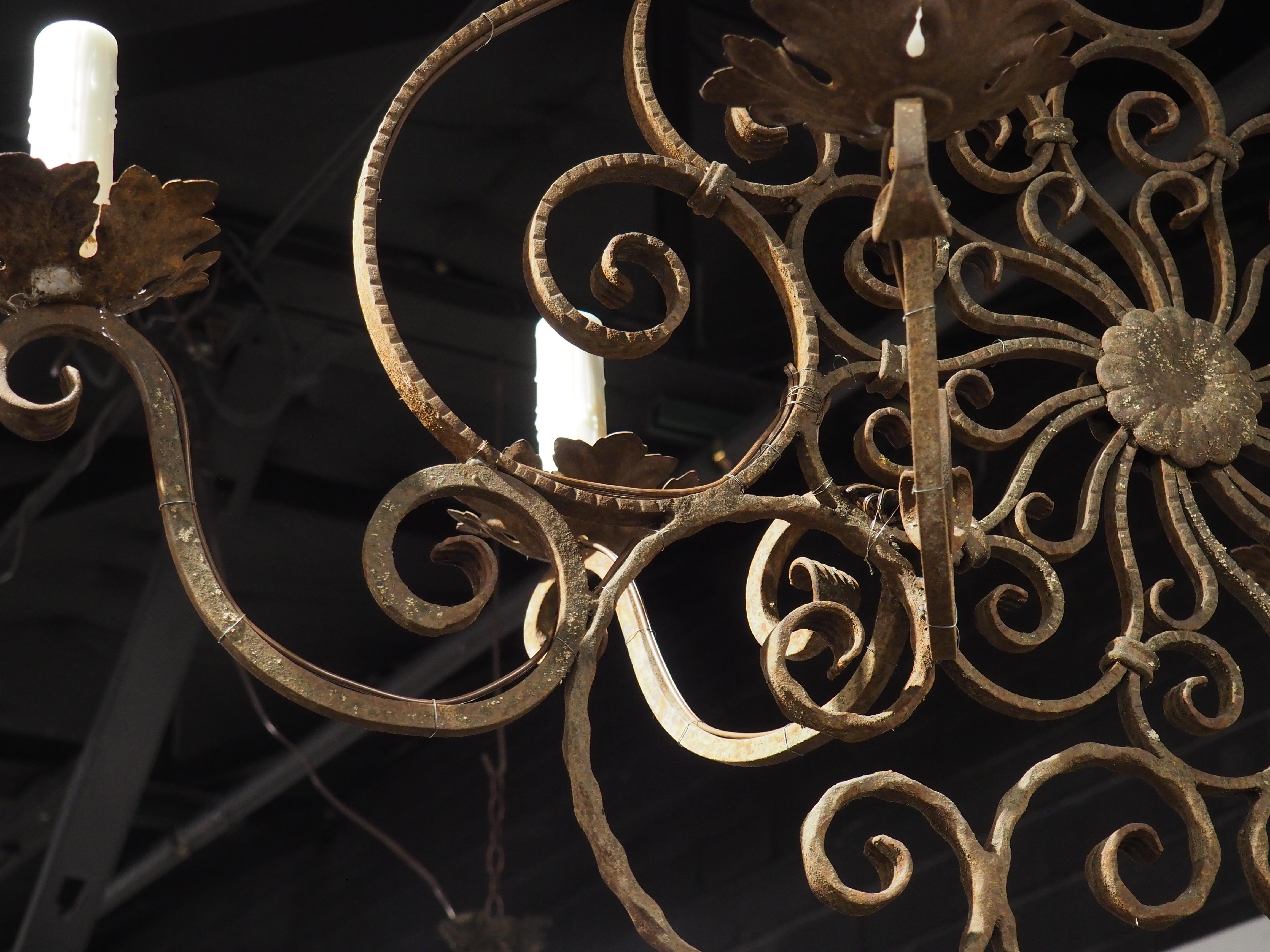 Metallo Lampadario a 6 luci in ferro battuto e scrollato francese del XX secolo, L-51 pollici in vendita