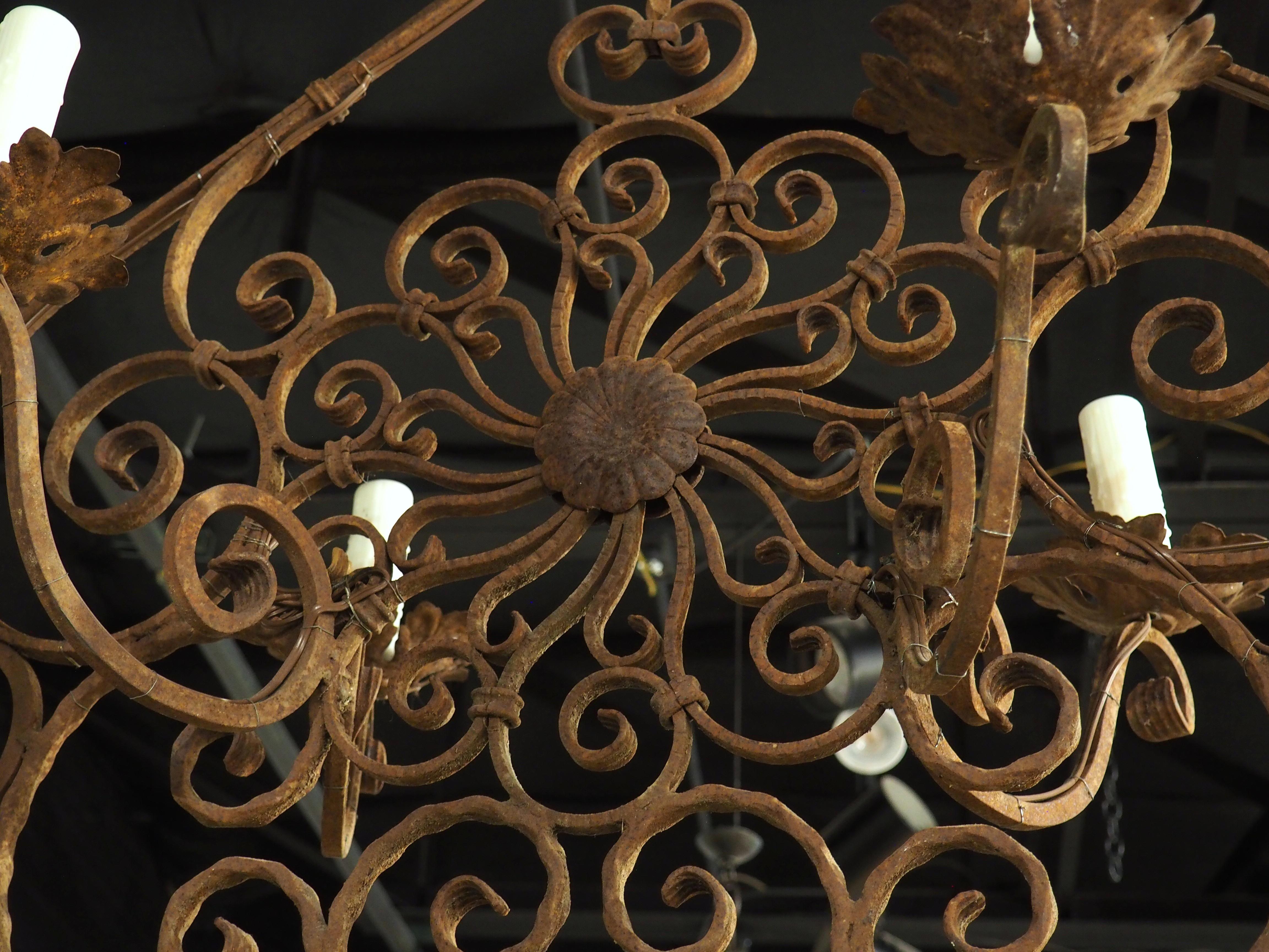 Lampadario a 6 luci in ferro battuto e scrollato francese del XX secolo, L-51 pollici in vendita 1