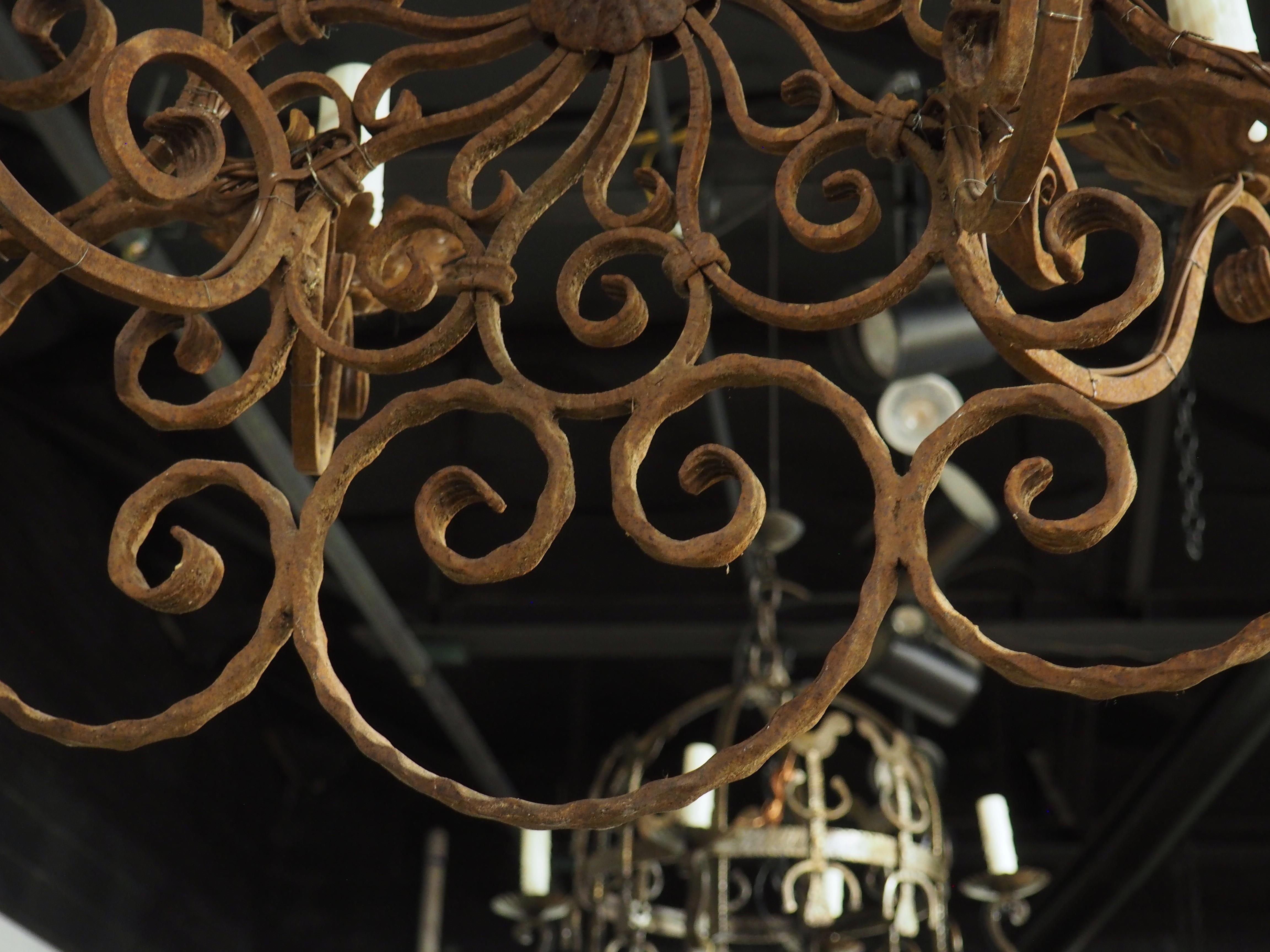 Lampadario a 6 luci in ferro battuto e scrollato francese del XX secolo, L-51 pollici in vendita 2