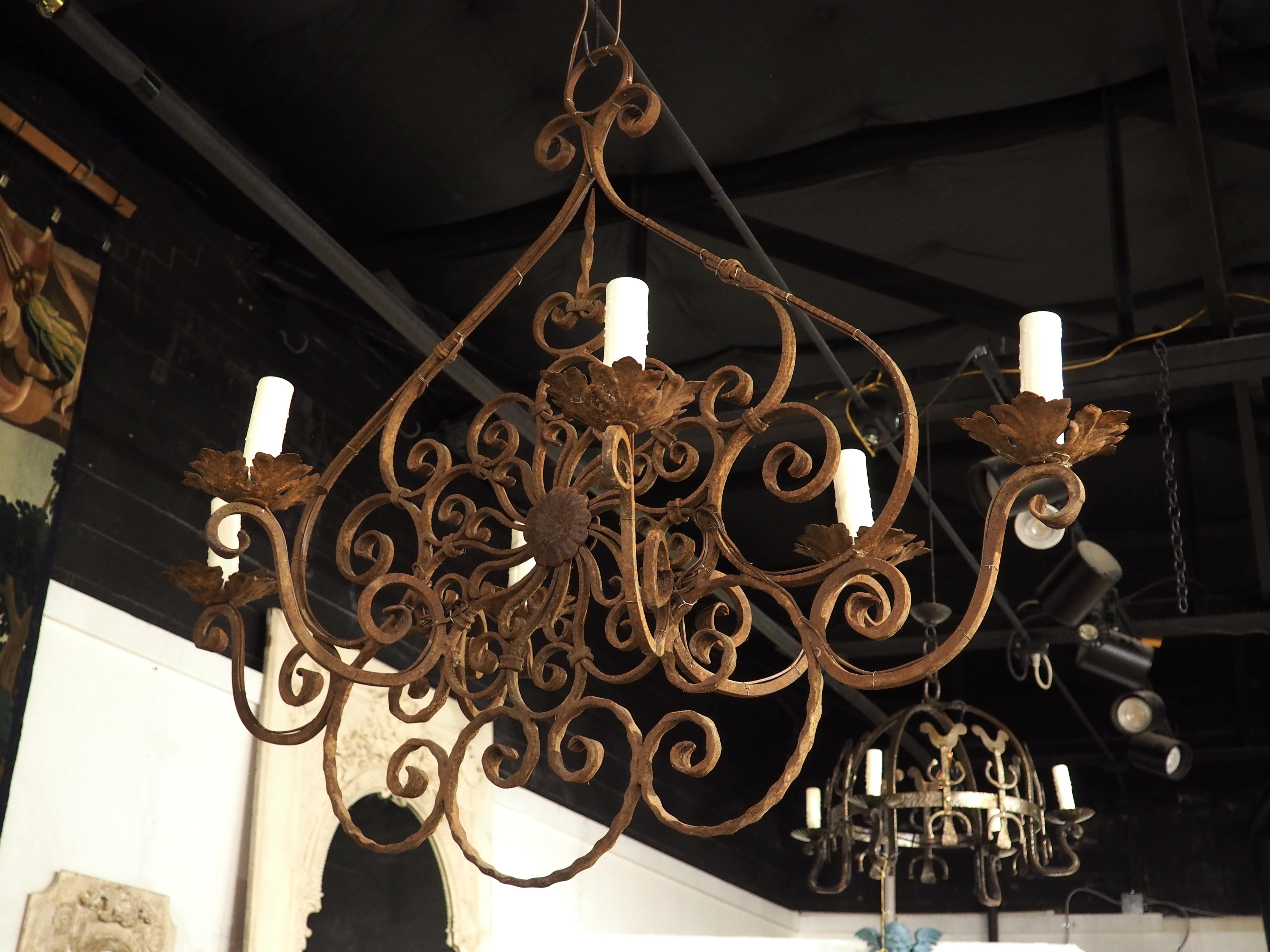 Lampadario a 6 luci in ferro battuto e scrollato francese del XX secolo, L-51 pollici in vendita 3