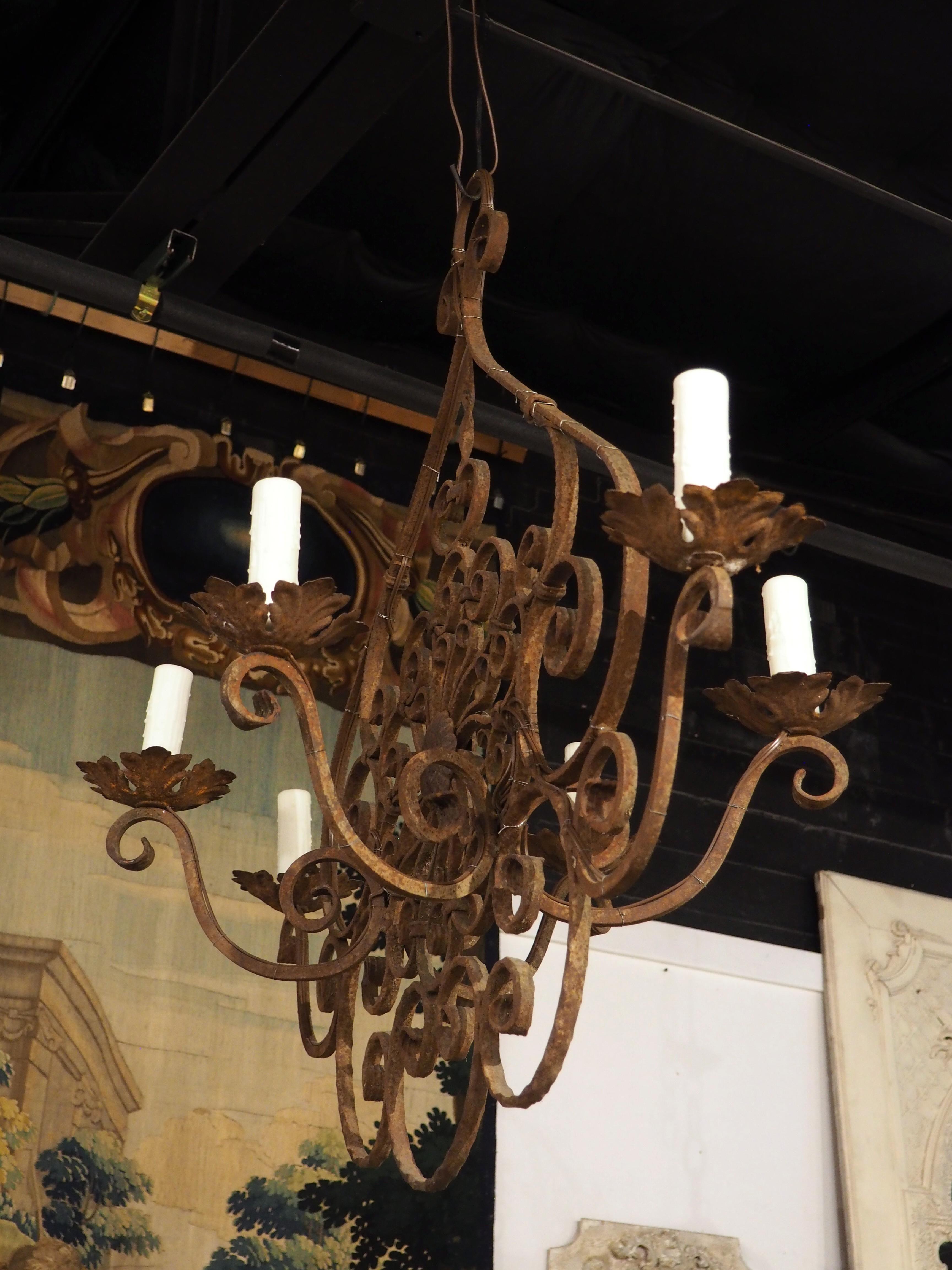 Lampadario a 6 luci in ferro battuto e scrollato francese del XX secolo, L-51 pollici in vendita 4